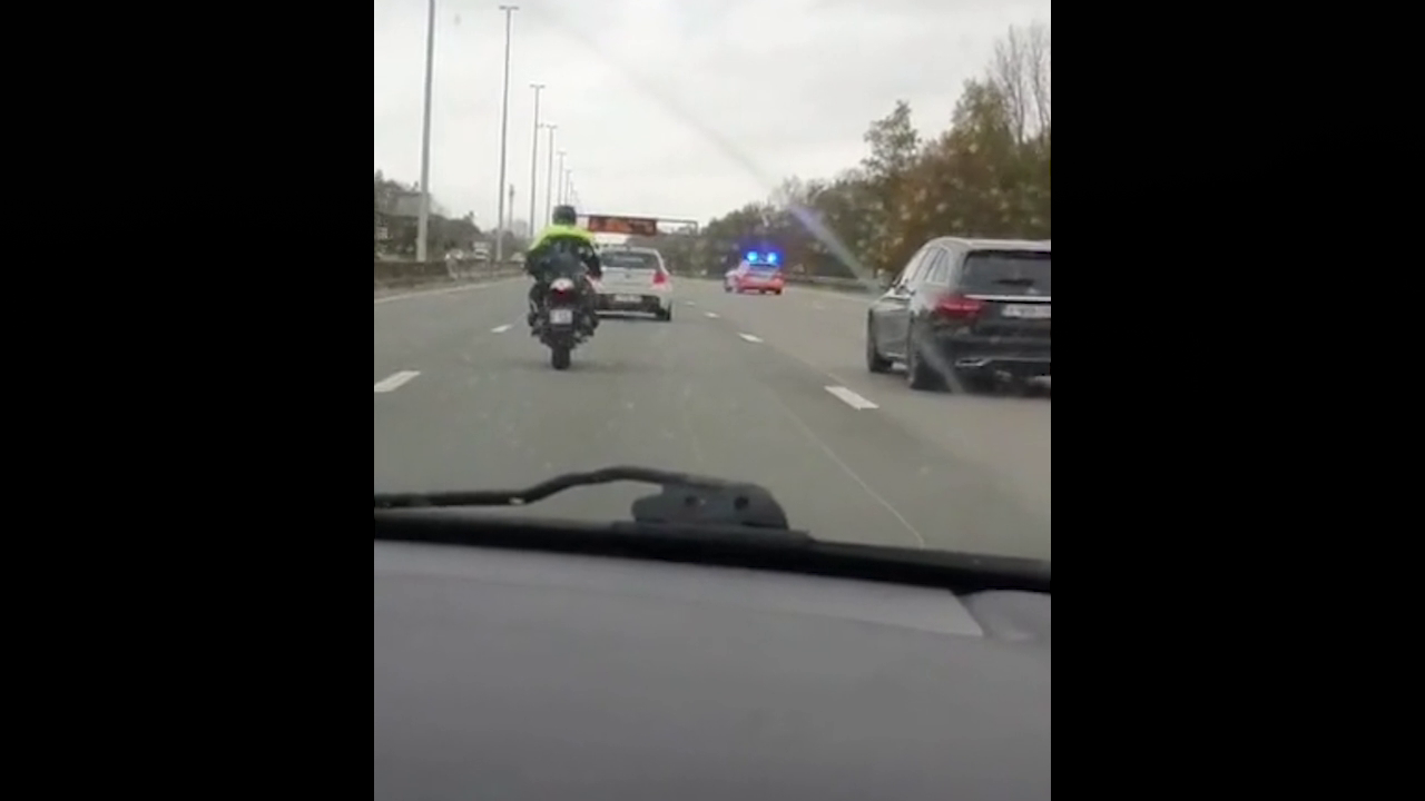 Politieauto zigzagt over snelweg