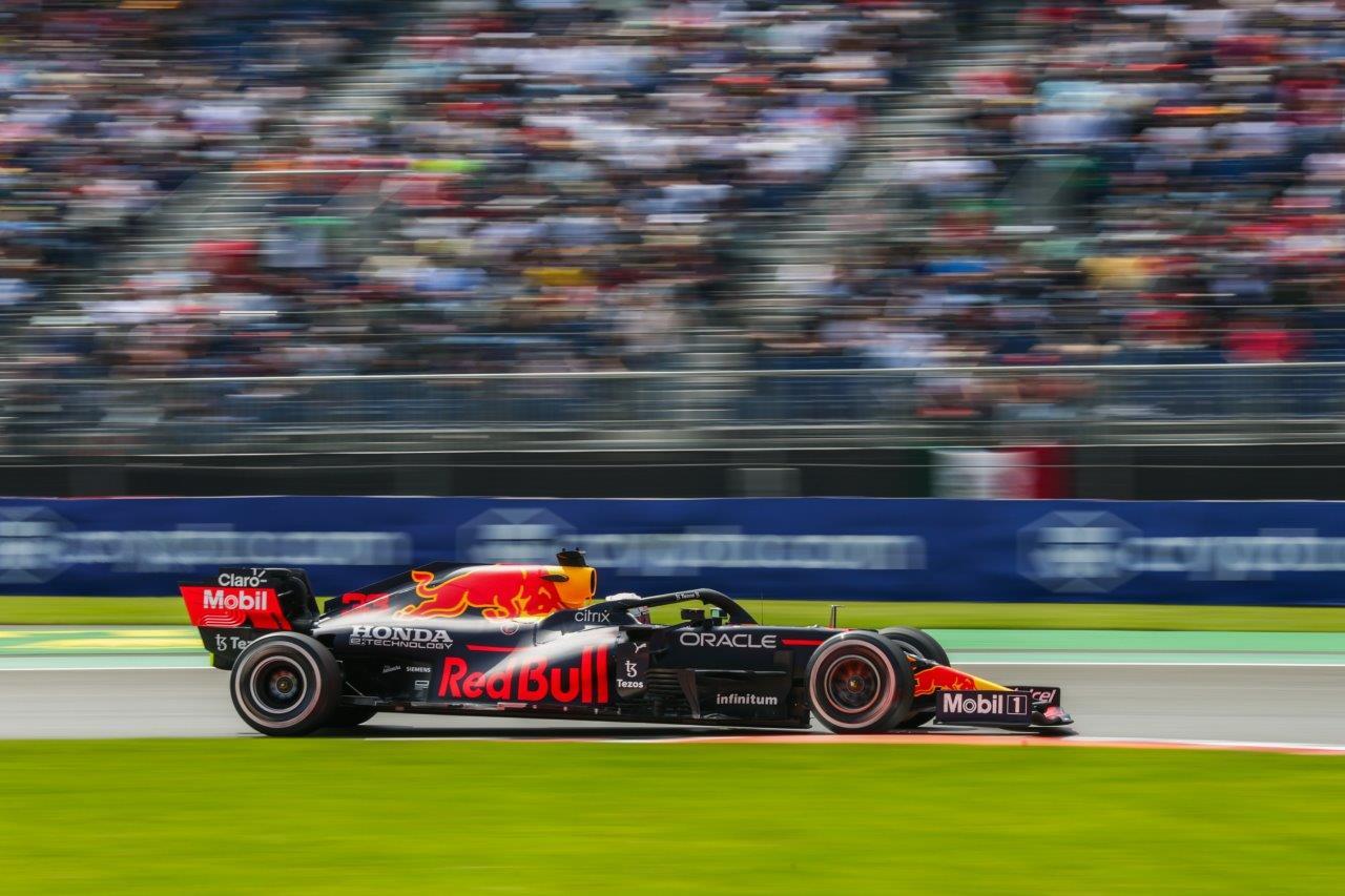 Verstappen voert het tempo op in de tweede vrije training