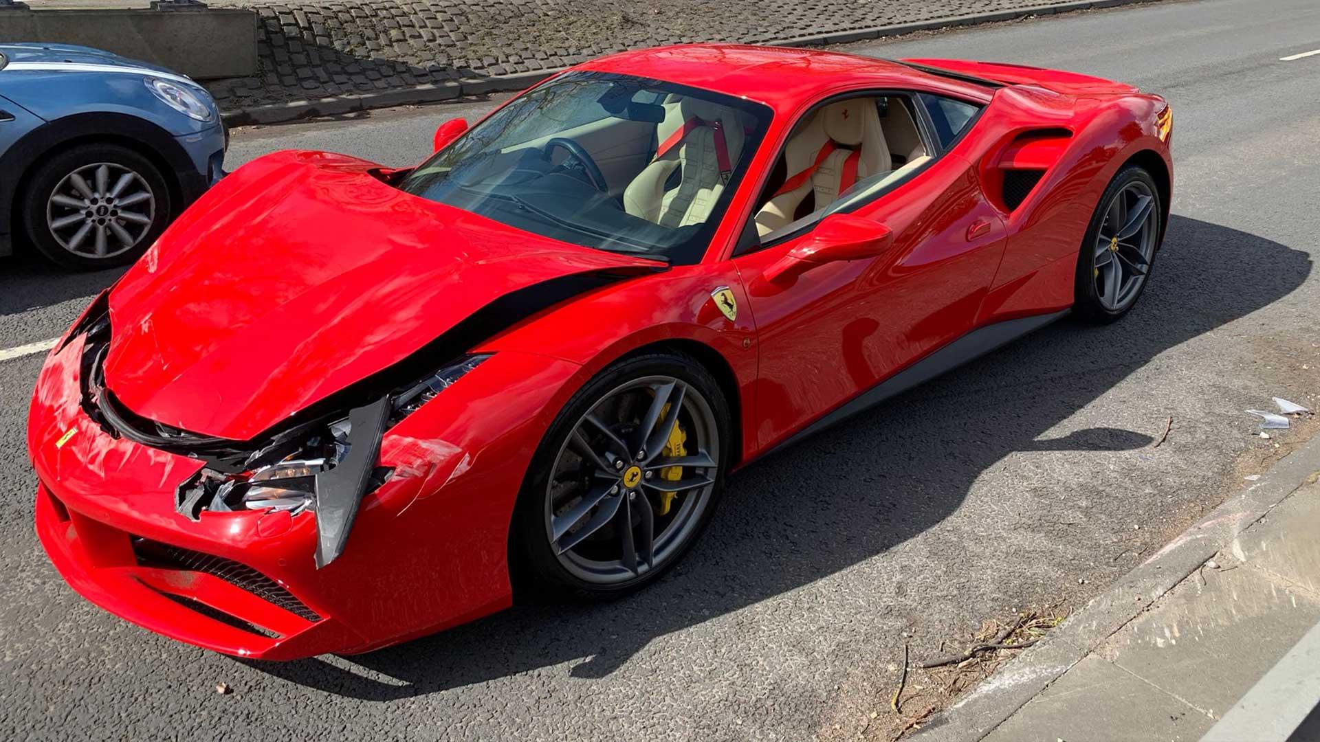 Nieuwe Eigenaar Ferrari 488 Crasht Al Na 3 Kilometer Tegen De Vangrail 3468