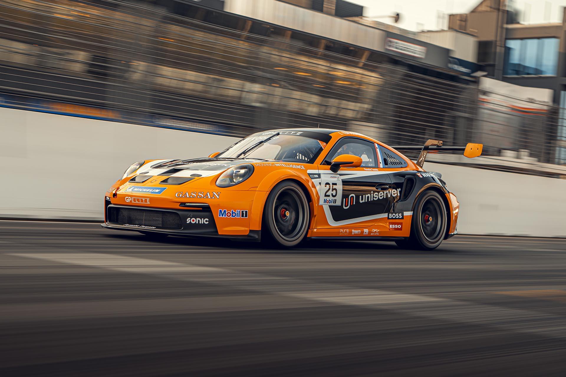 Porsche GT3 Cup racer rijdend op Circuit Zandvoort schuin voor