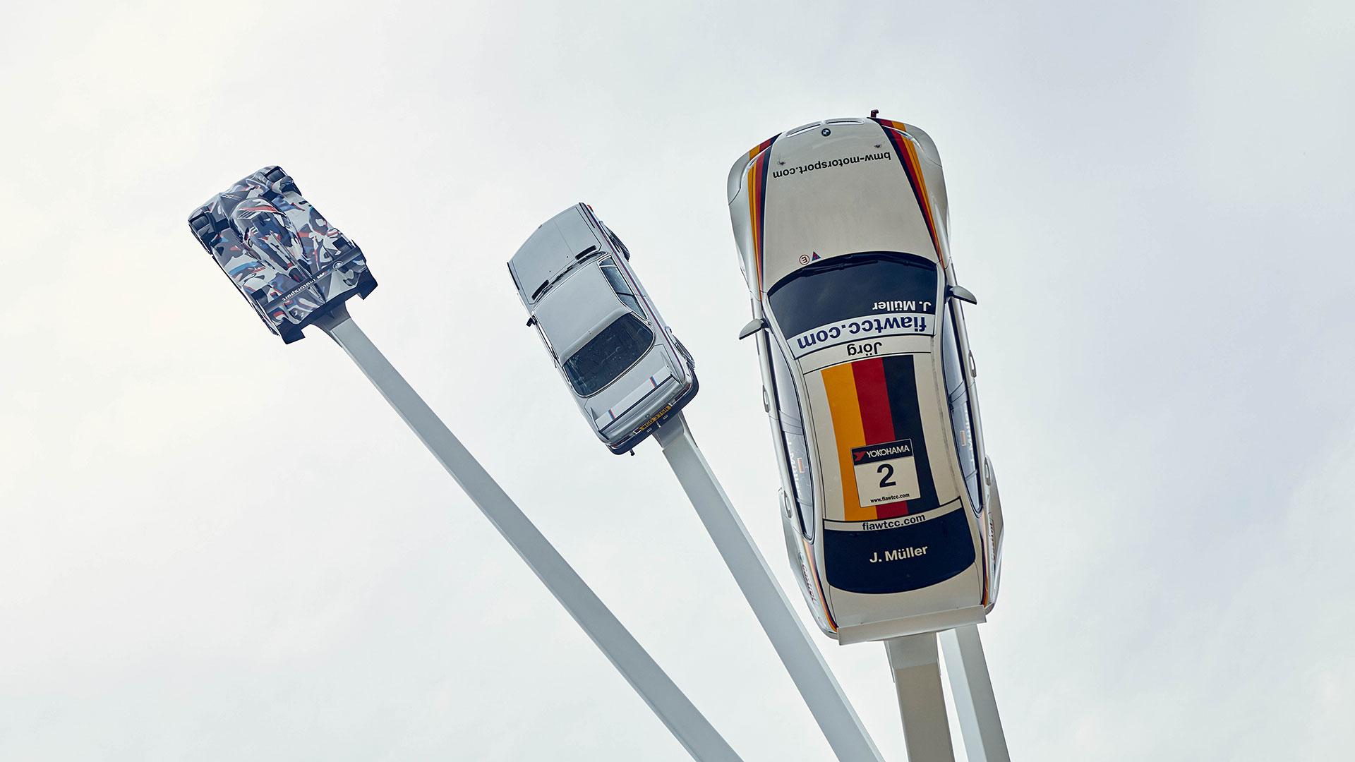 BMW-sculptuur Goodwood FOS 2022: drie auto's