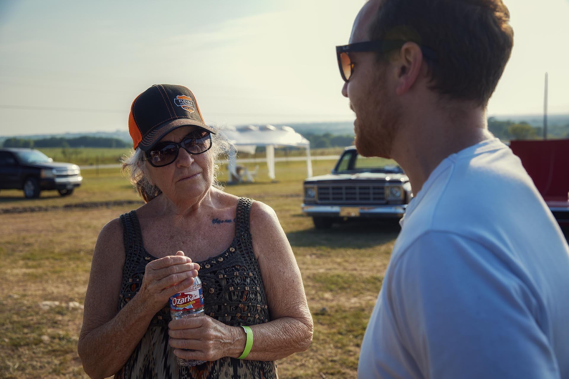 Ford F-150 Lightning Jack Rix praat met Amerikaanse vrouw