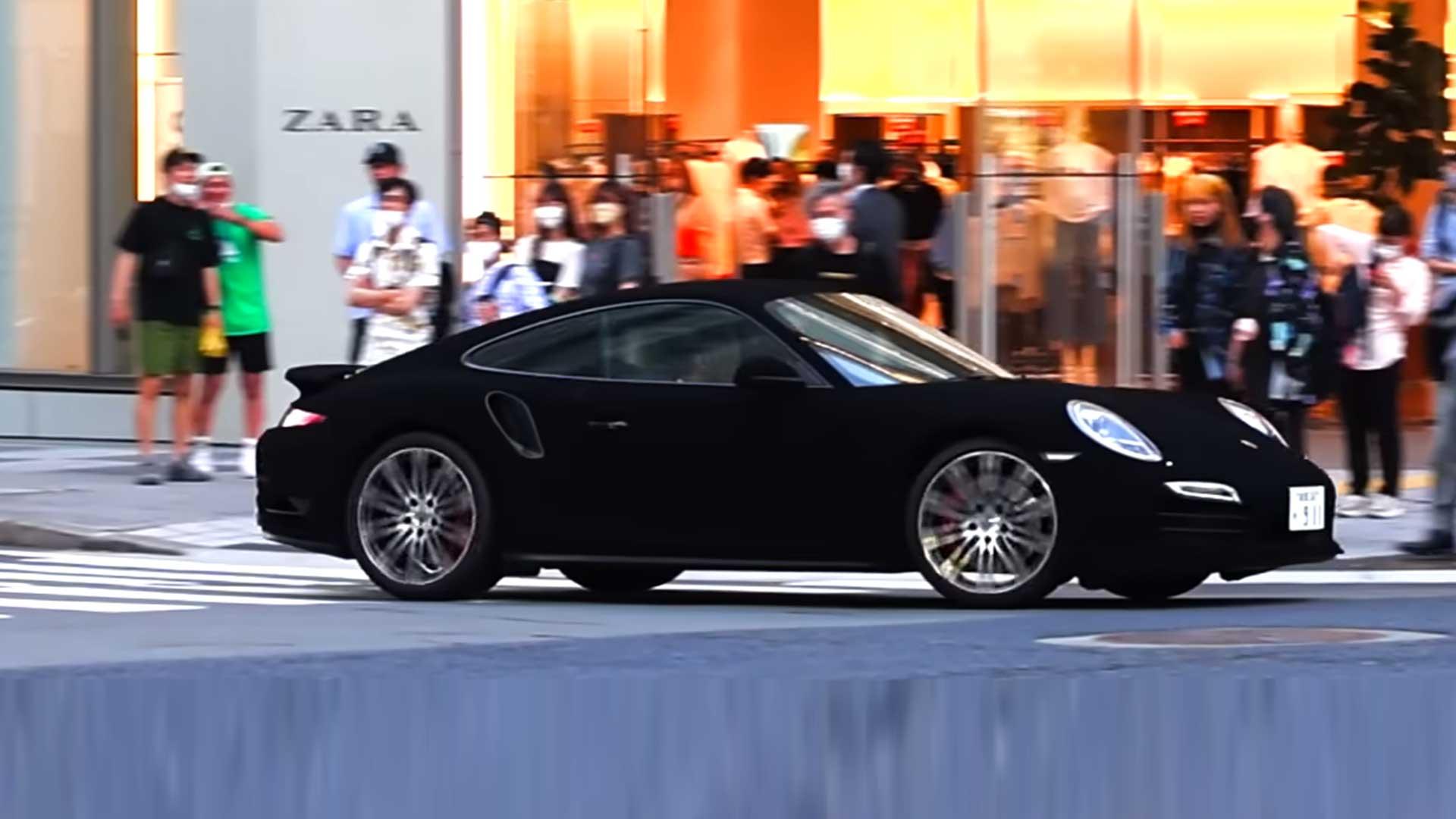 Porsche is gespoten met 'zwartste zwart' -