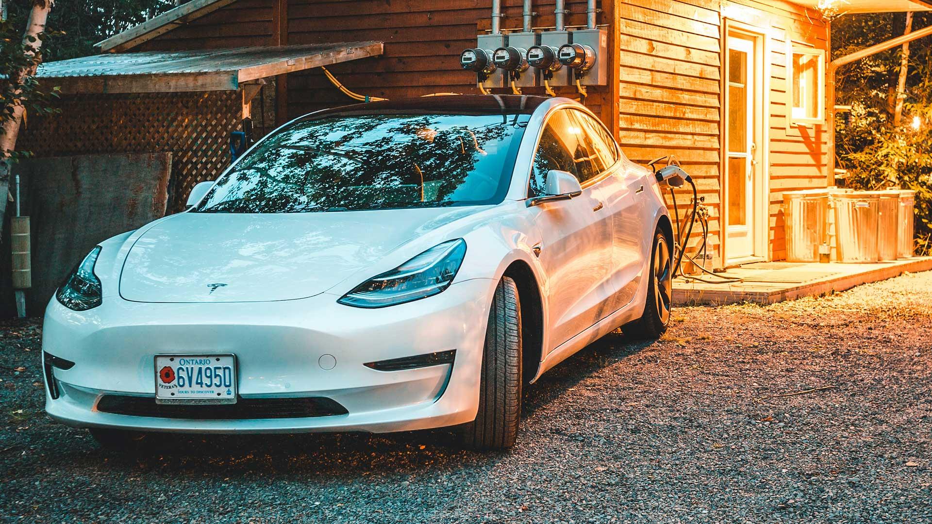 Tesla Model 3 oprit