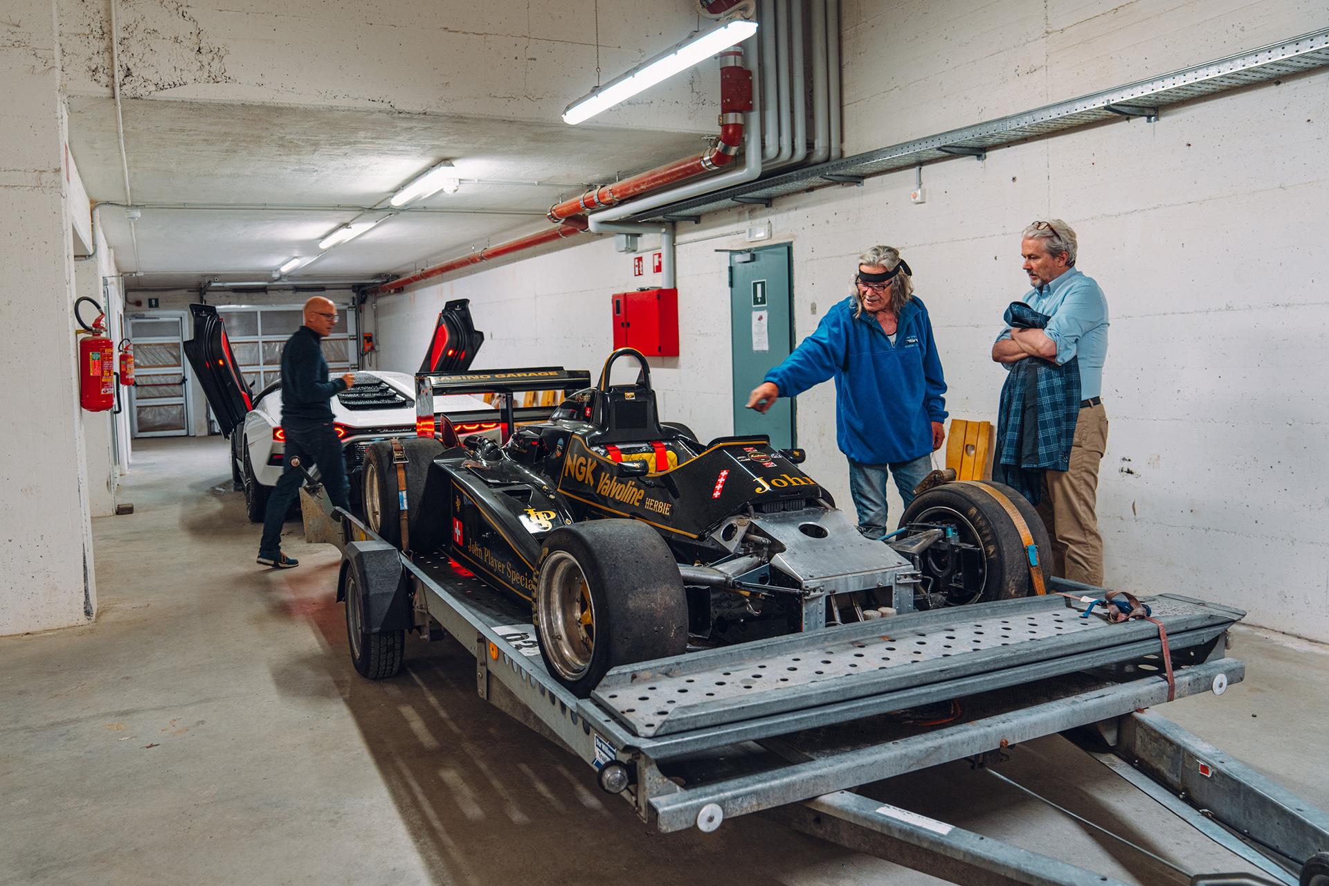 Lotus Formule 1 auto van Senna look-a-like in garage