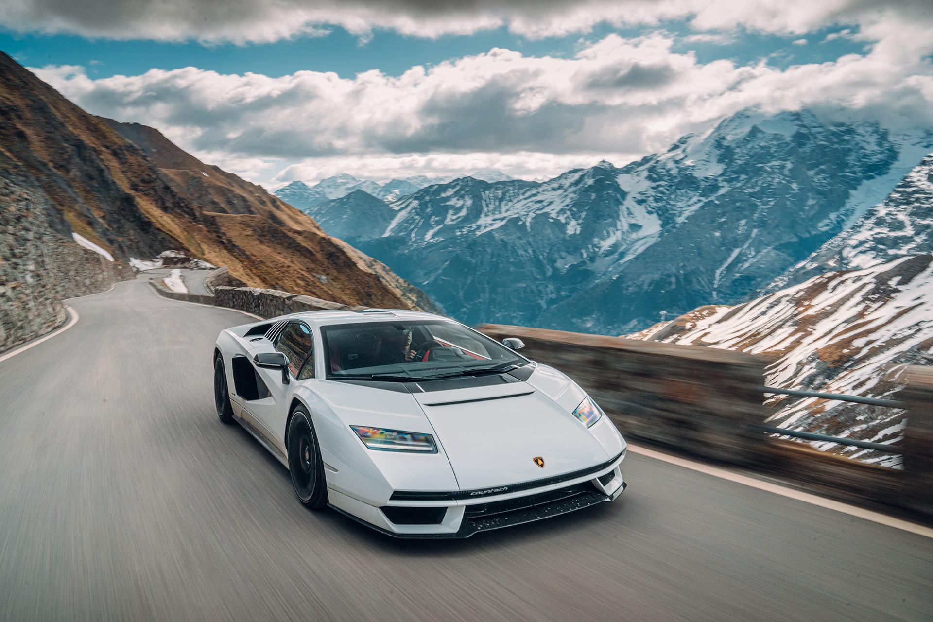 Lamborghini Countach rijdend op bergpas Stelvio