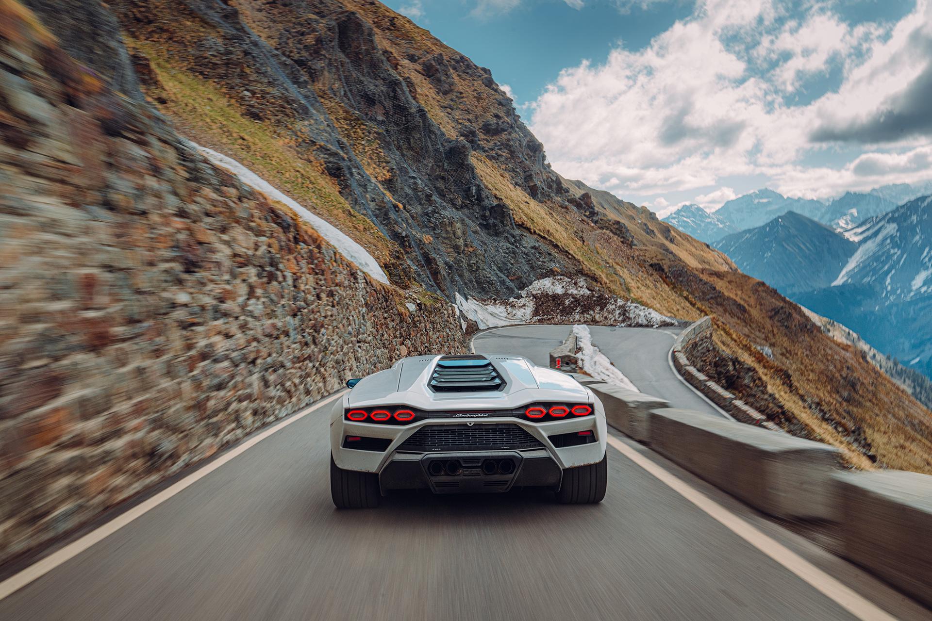 Lamborghini Countach rijdend op bergpas Stelvio