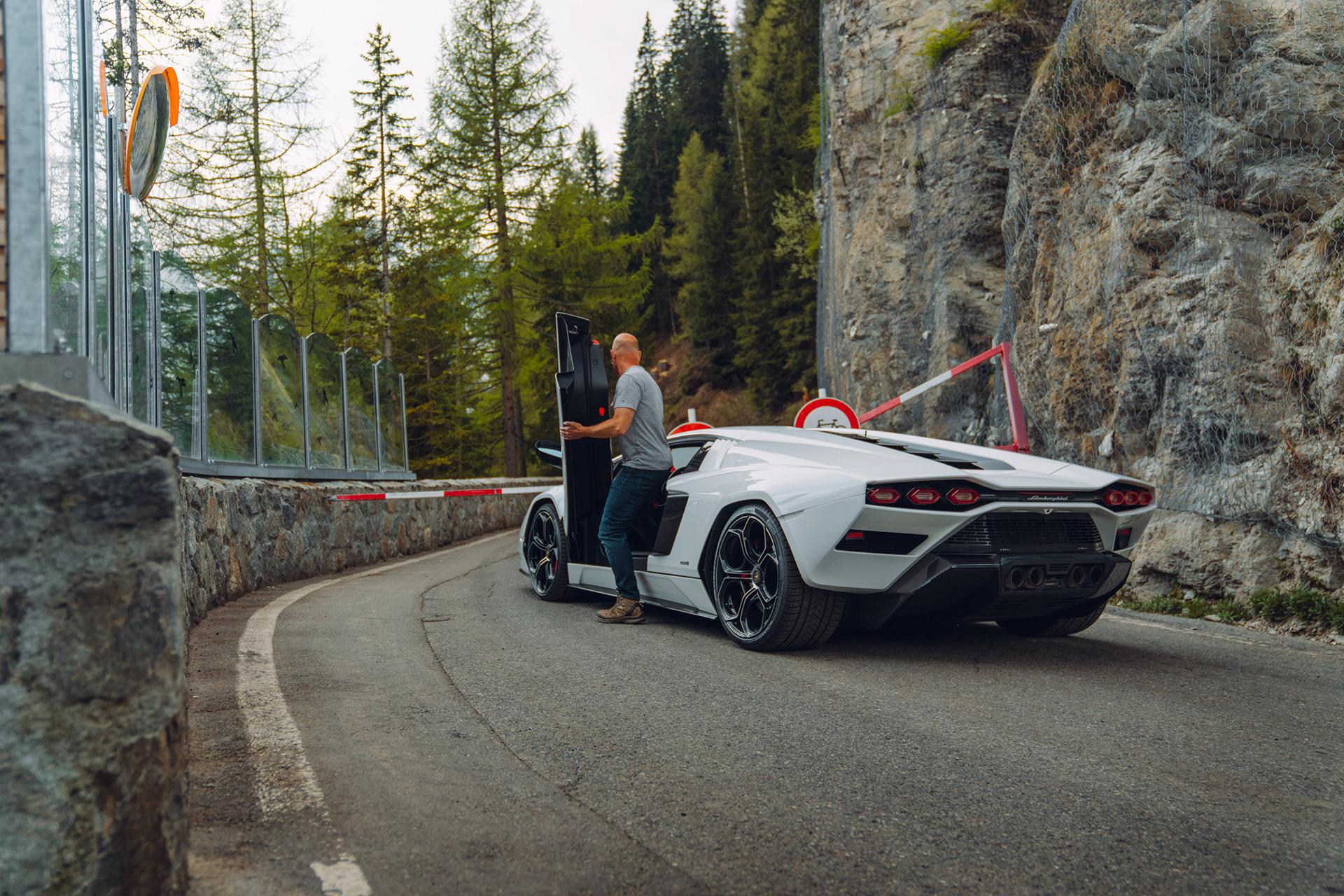 Lamborghini Countach rijdend op bergpas Stelvio bestuurder stapt uit