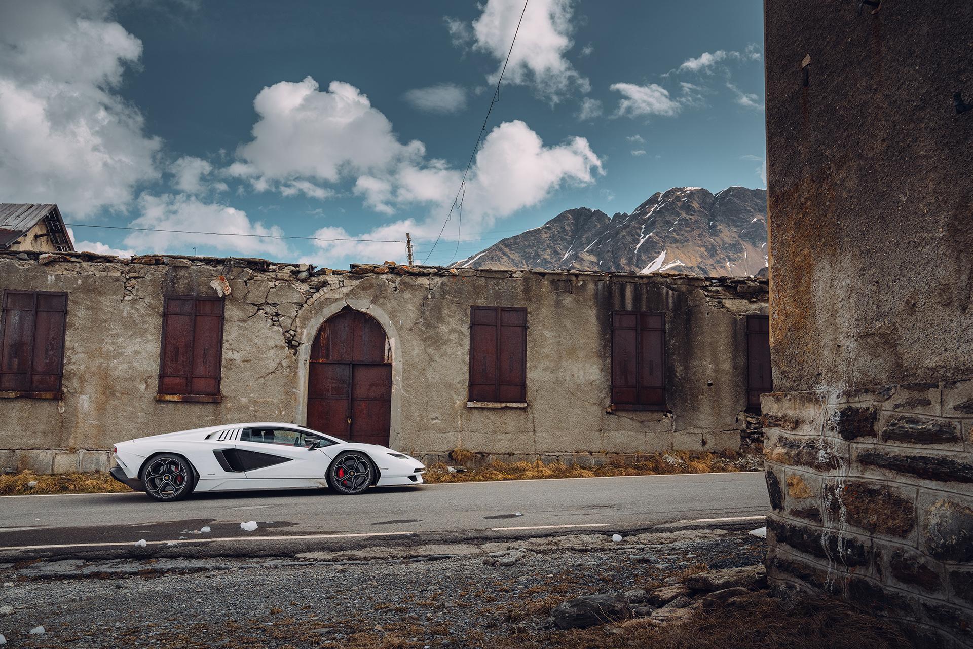 Lamborghini Countach rijdend op bergpas Stelvio van zijkant