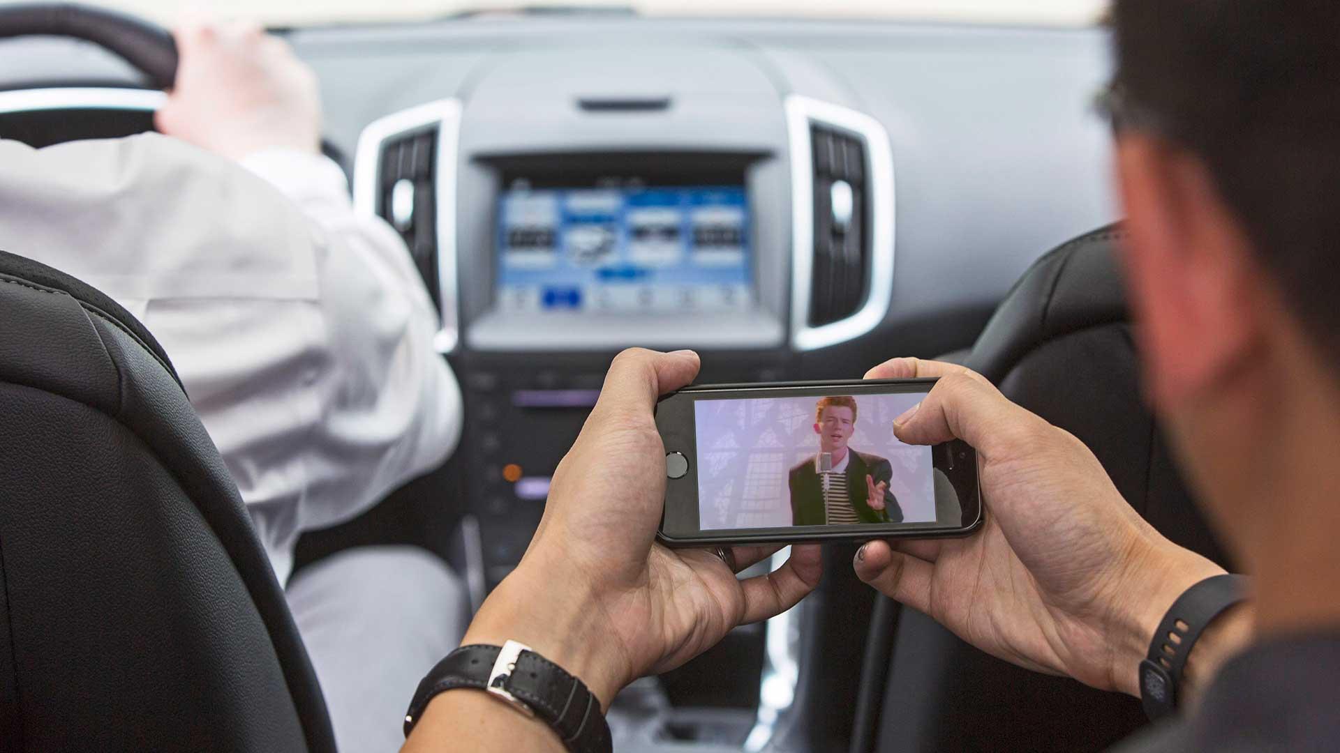 Nooit meer misselijk als je op je telefoon kijkt in de auto? Zo wil Ford dat doen