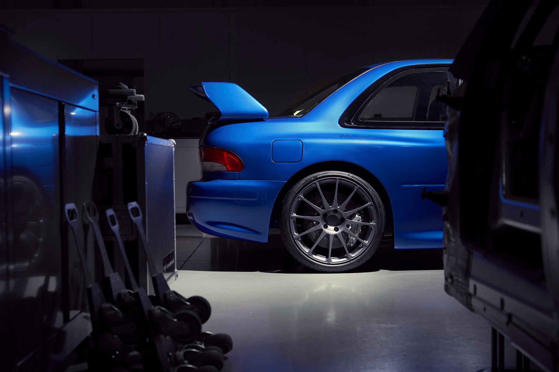 Subaru Prodrive P25 in fabriekshal achterkant zijkant wiel spoiler