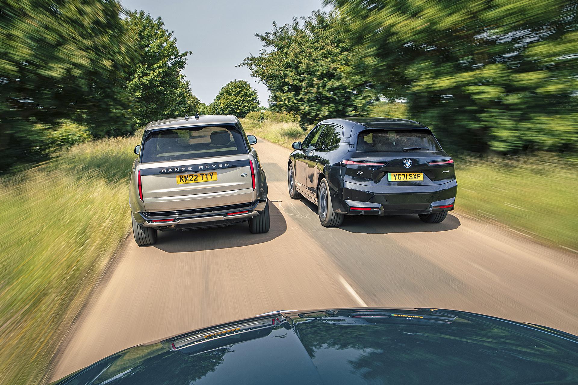 Range Rover en BMW iX van achter gezien vanaf Bentley Bentayga S