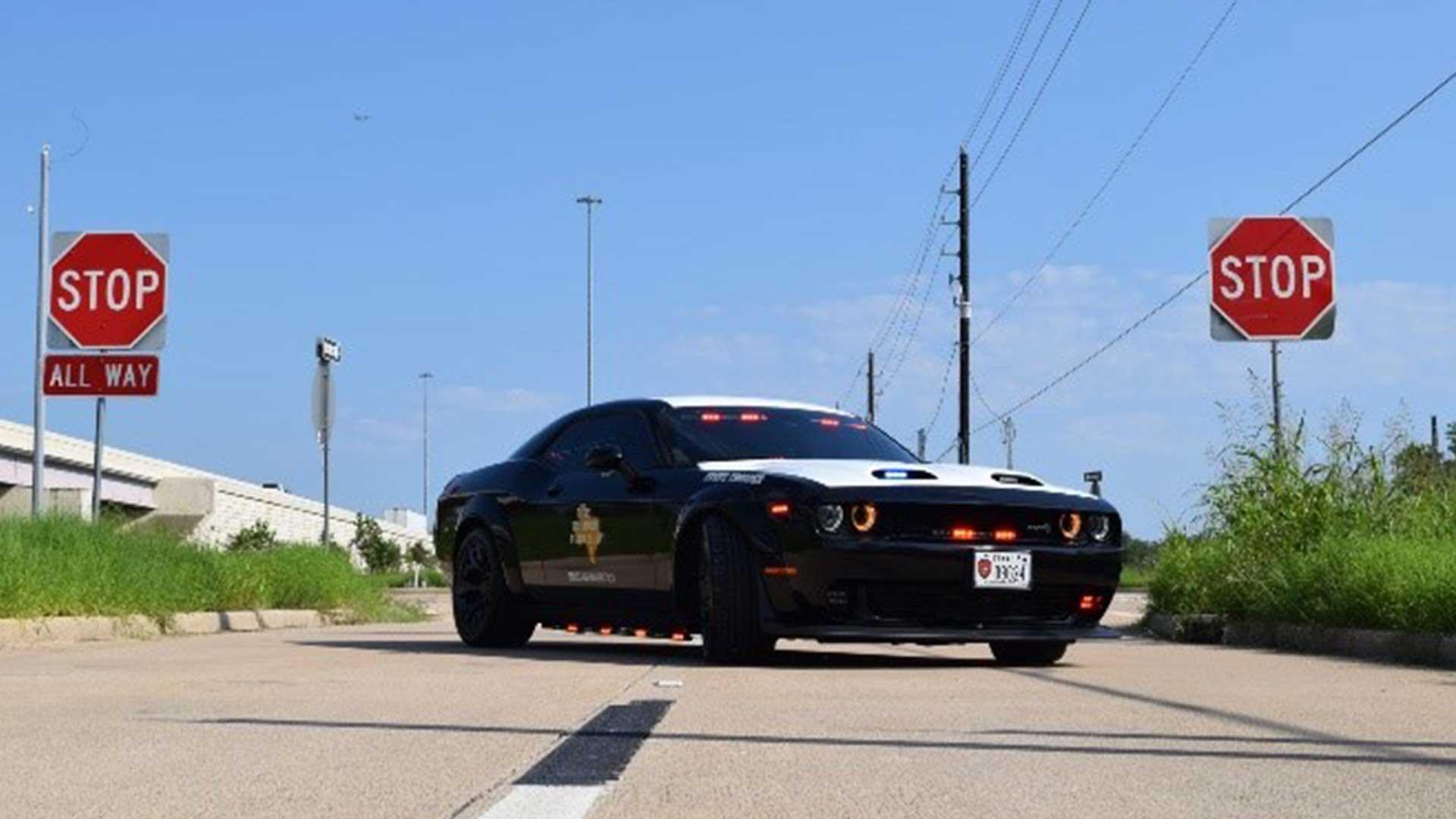Dodge Challenger Hellcat Redeye politieauto in Texas op een weg