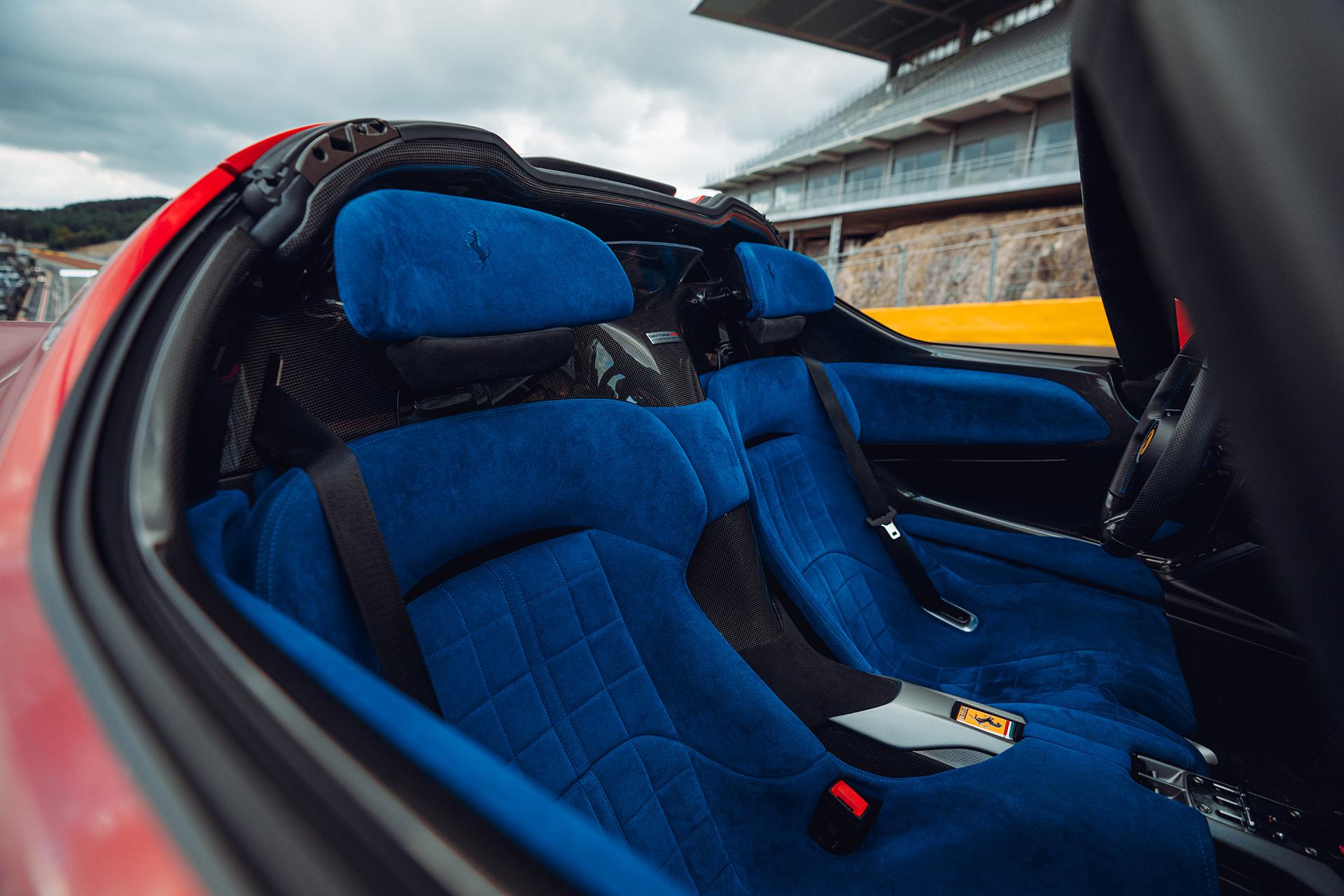Ferrari Daytona SP3 interieur blauwe stoelen