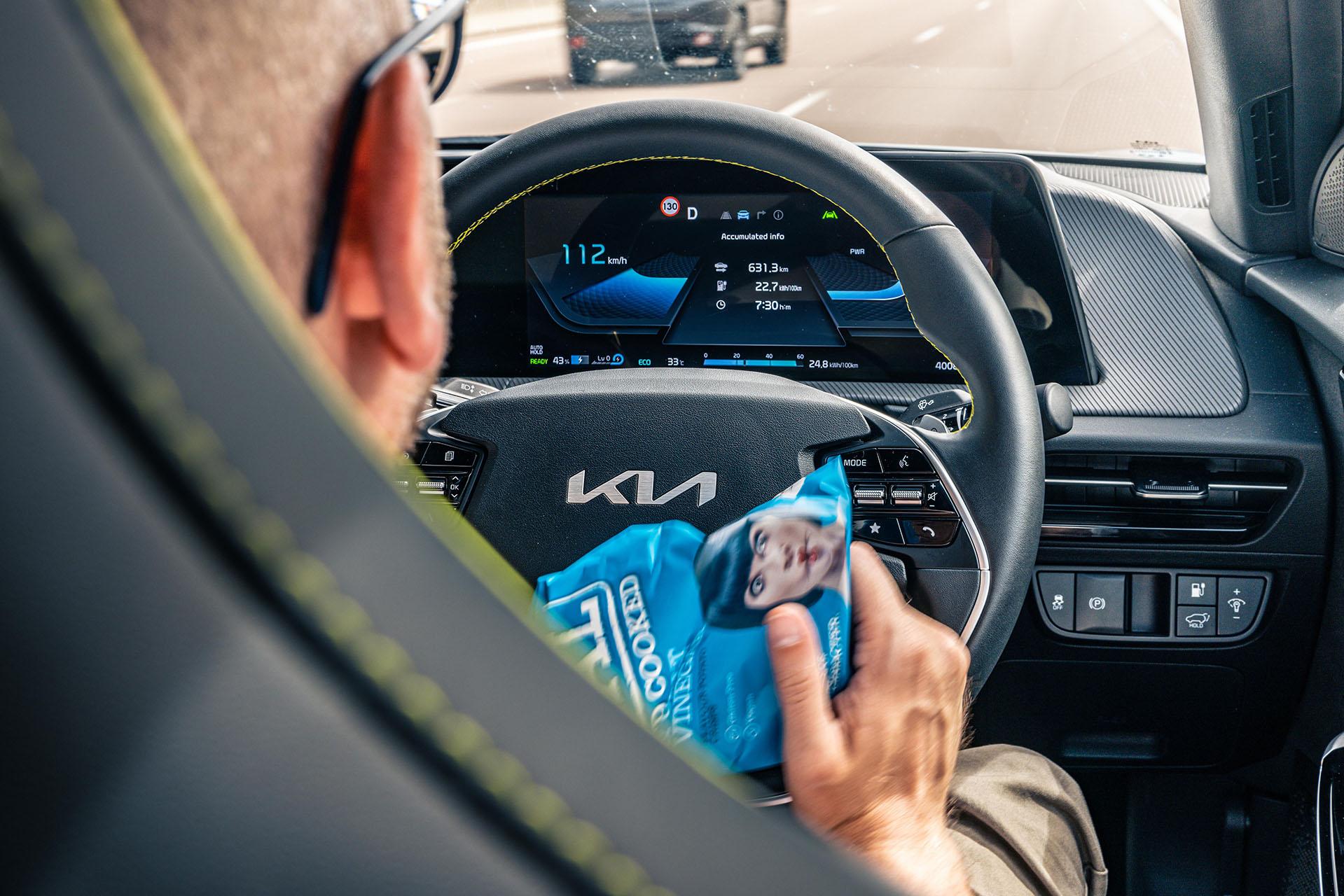 Kia EV6 GT snack voor onderweg achter het stuur