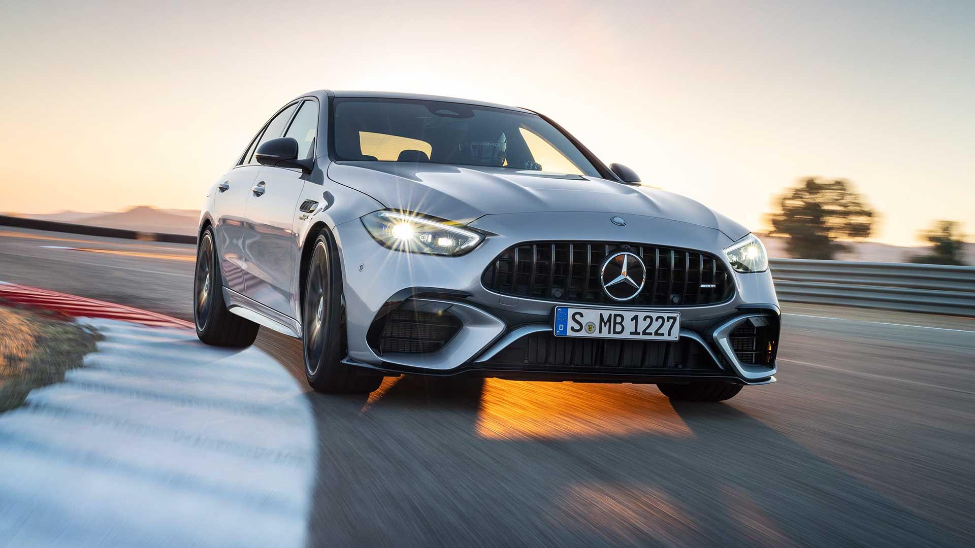 Mercedes-AMG C 63 S E Performance rijdend op het circuit schuin voor