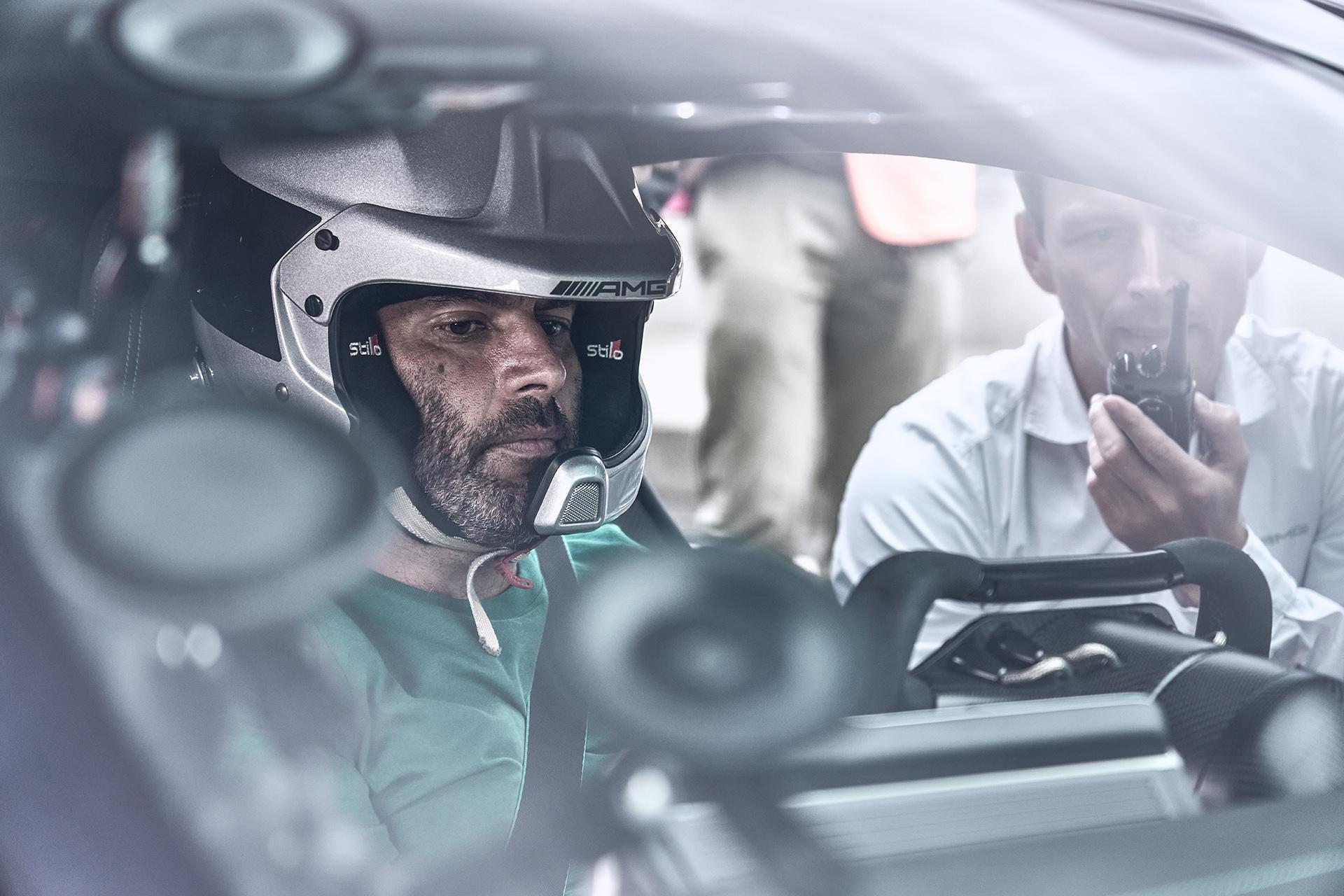 Mercedes-AMG One Chris Harris in de auto krijgt instructie van een Mercedes-medewerker