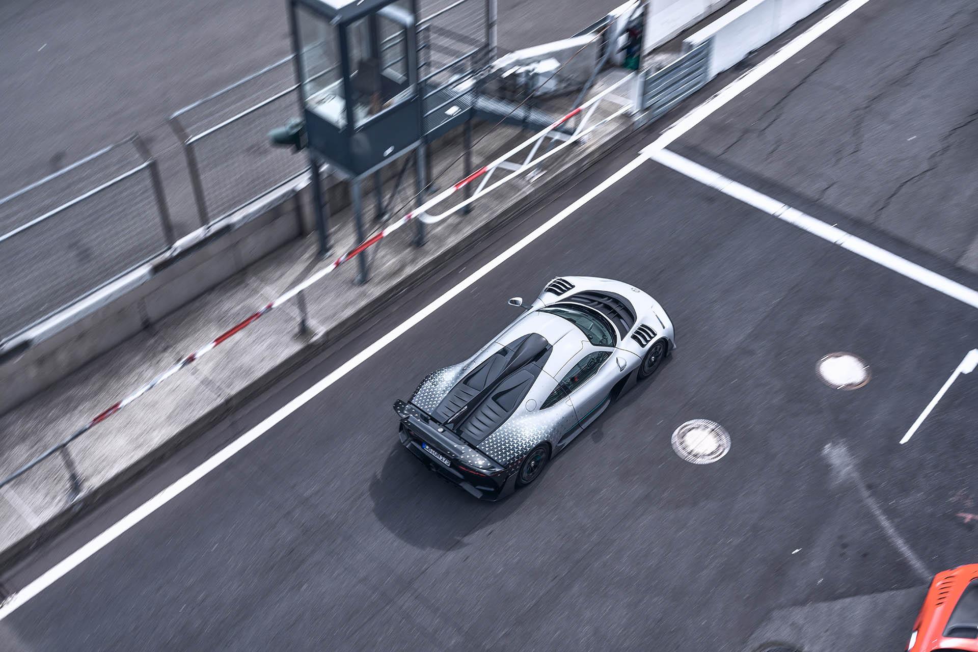 Mercedes-AMG One rijdend op de Nürburgring schuin achter van boven