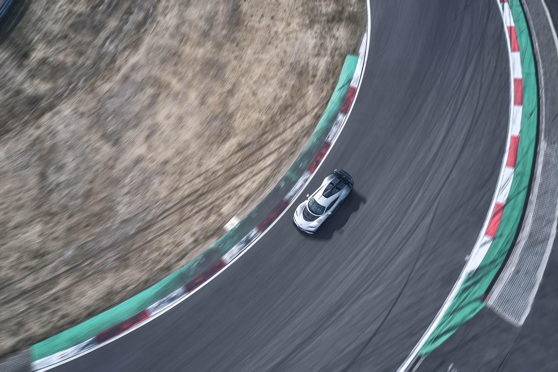 Mercedes-AMG One rijdend op de Nürburgring van boven