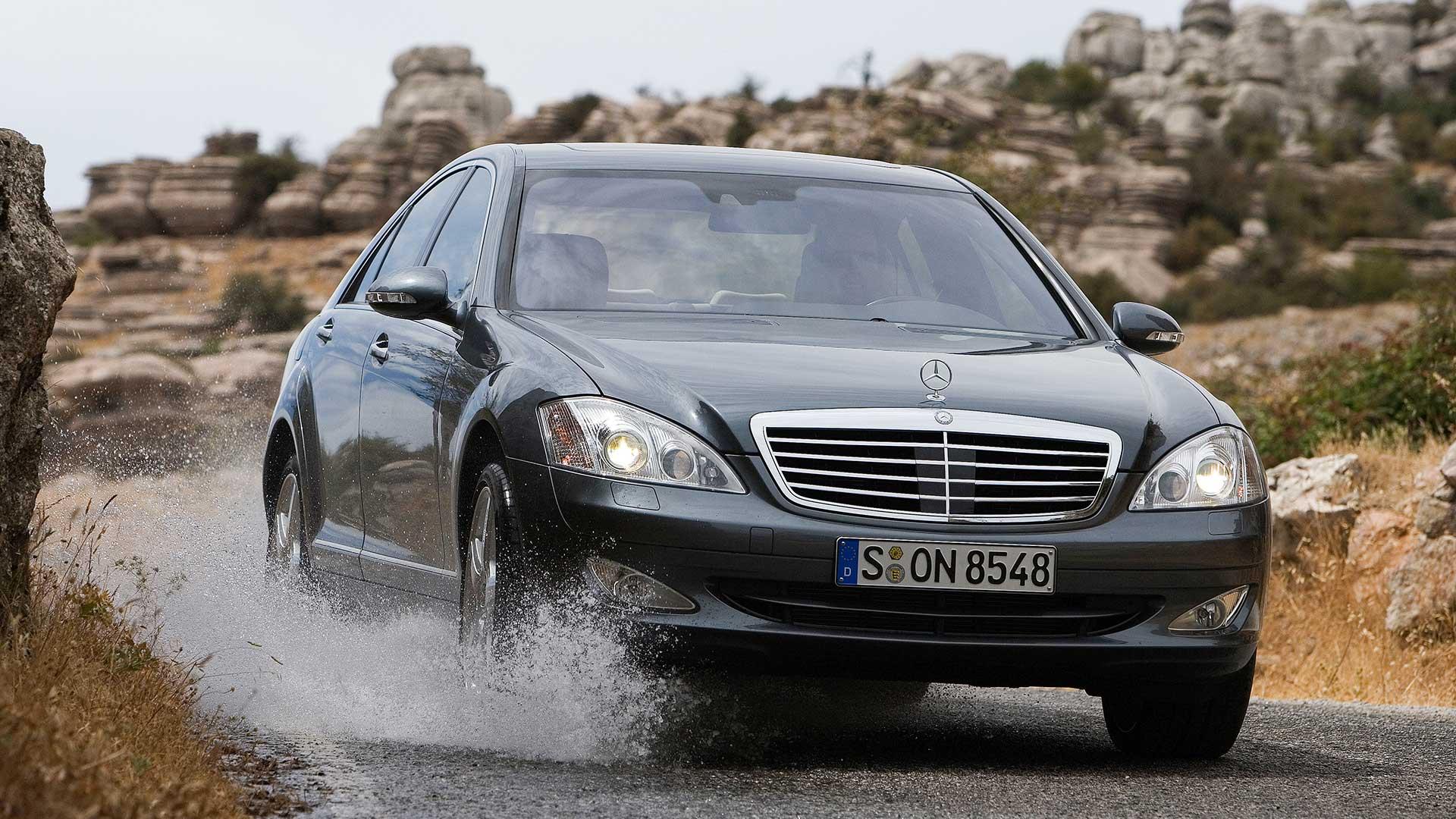 Mercedes S600 rijdend door een plas water