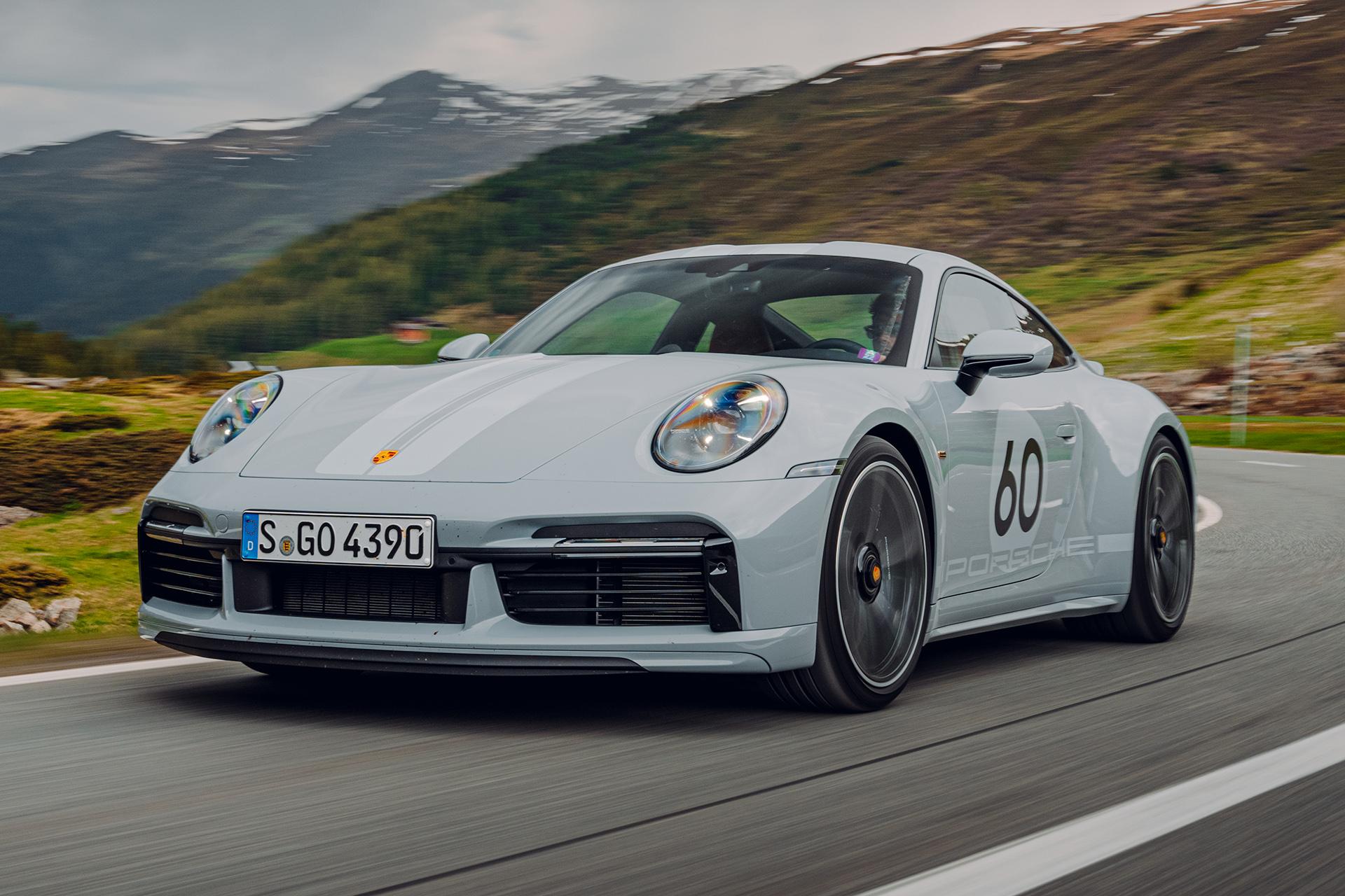 Porsche 911 Sport Classic rijdend op een weg schuin voor