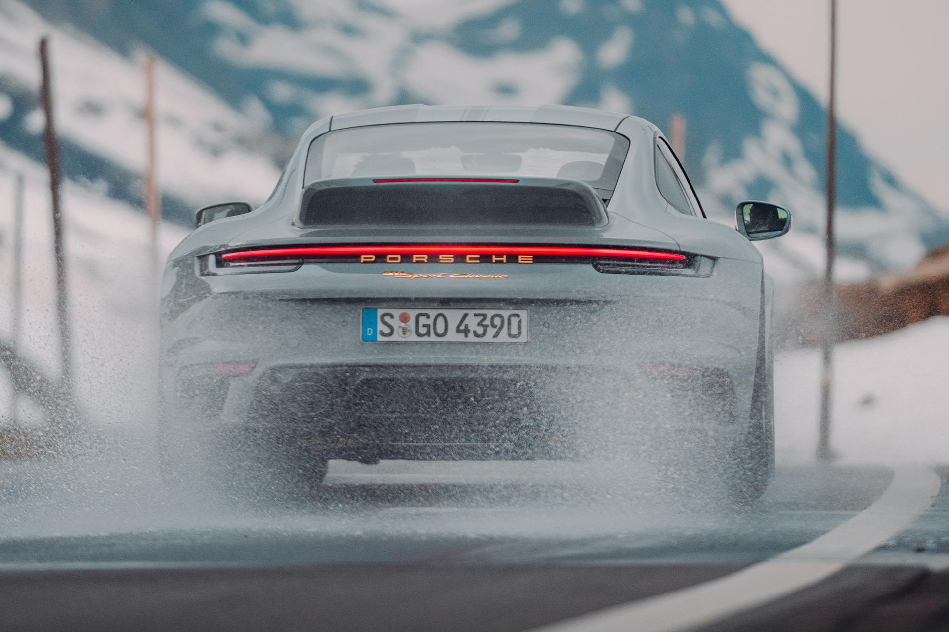 Porsche 911 Sport Classic achter met spray water opspattend
