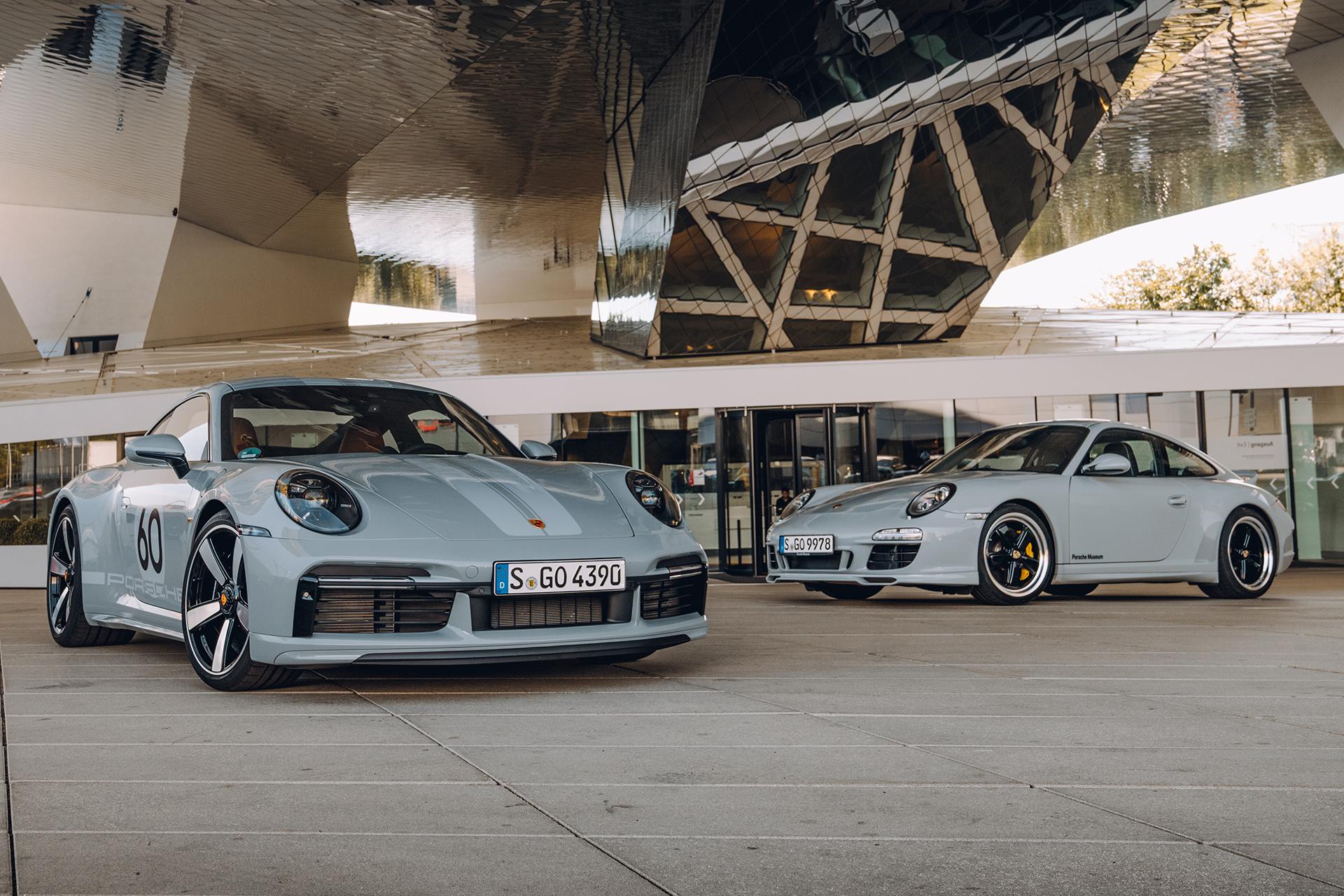 Porsche 911 Sport Classic en Porsche 977 ducktail schuin voor