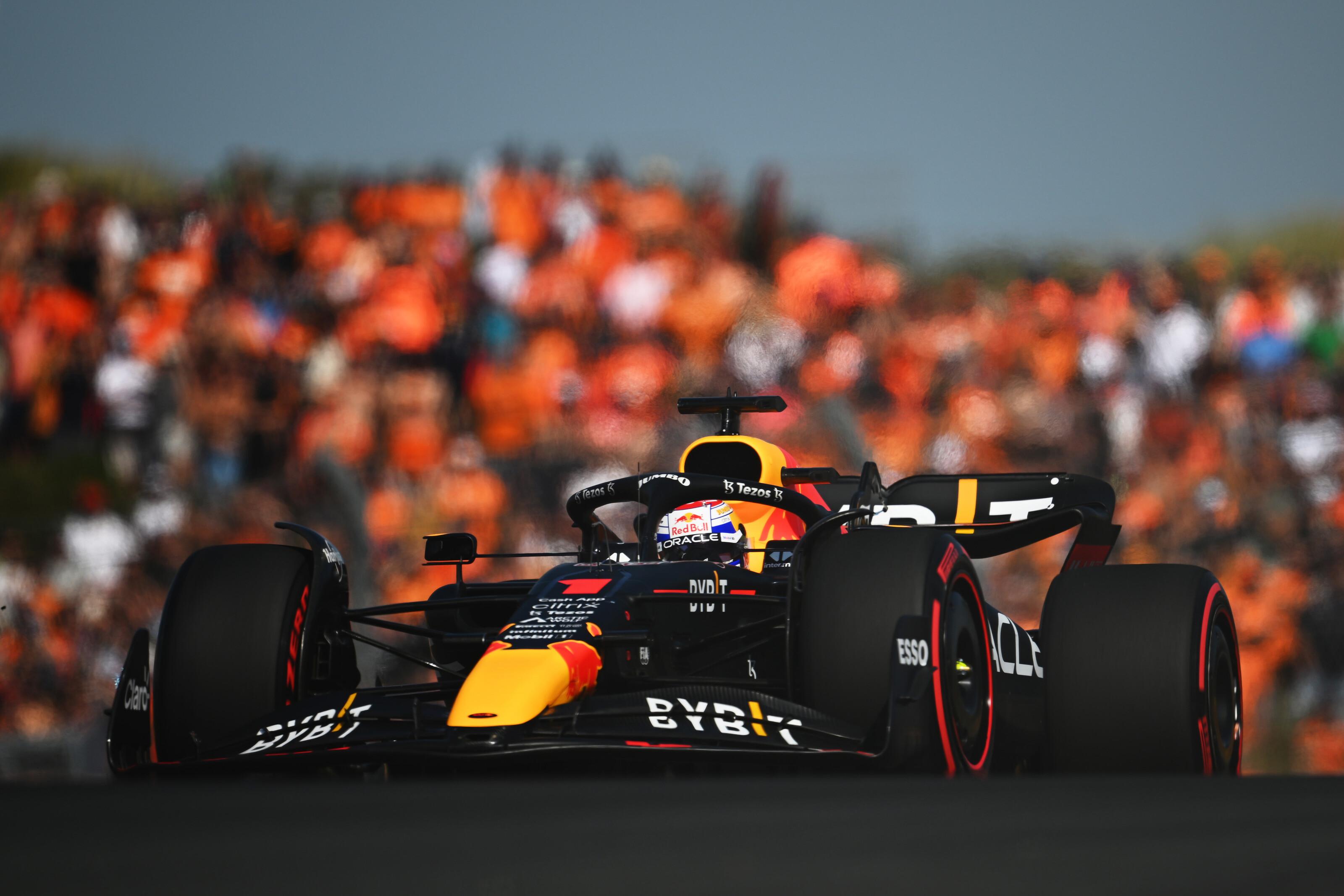 Max Verstappen rijdt op Circuit Zandvoort tijdens F1-race