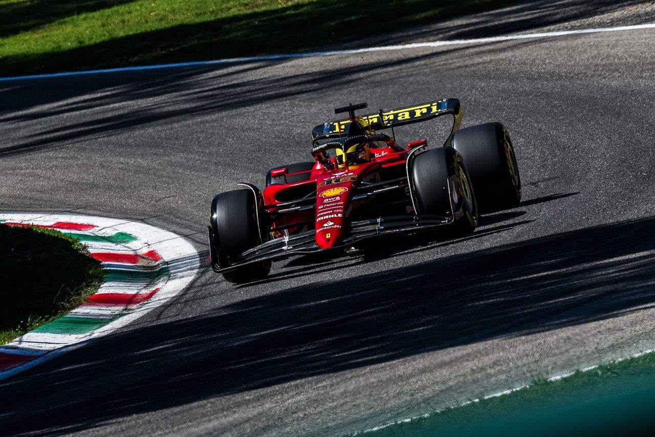Charles Leclerc in de Ferrari F1-75