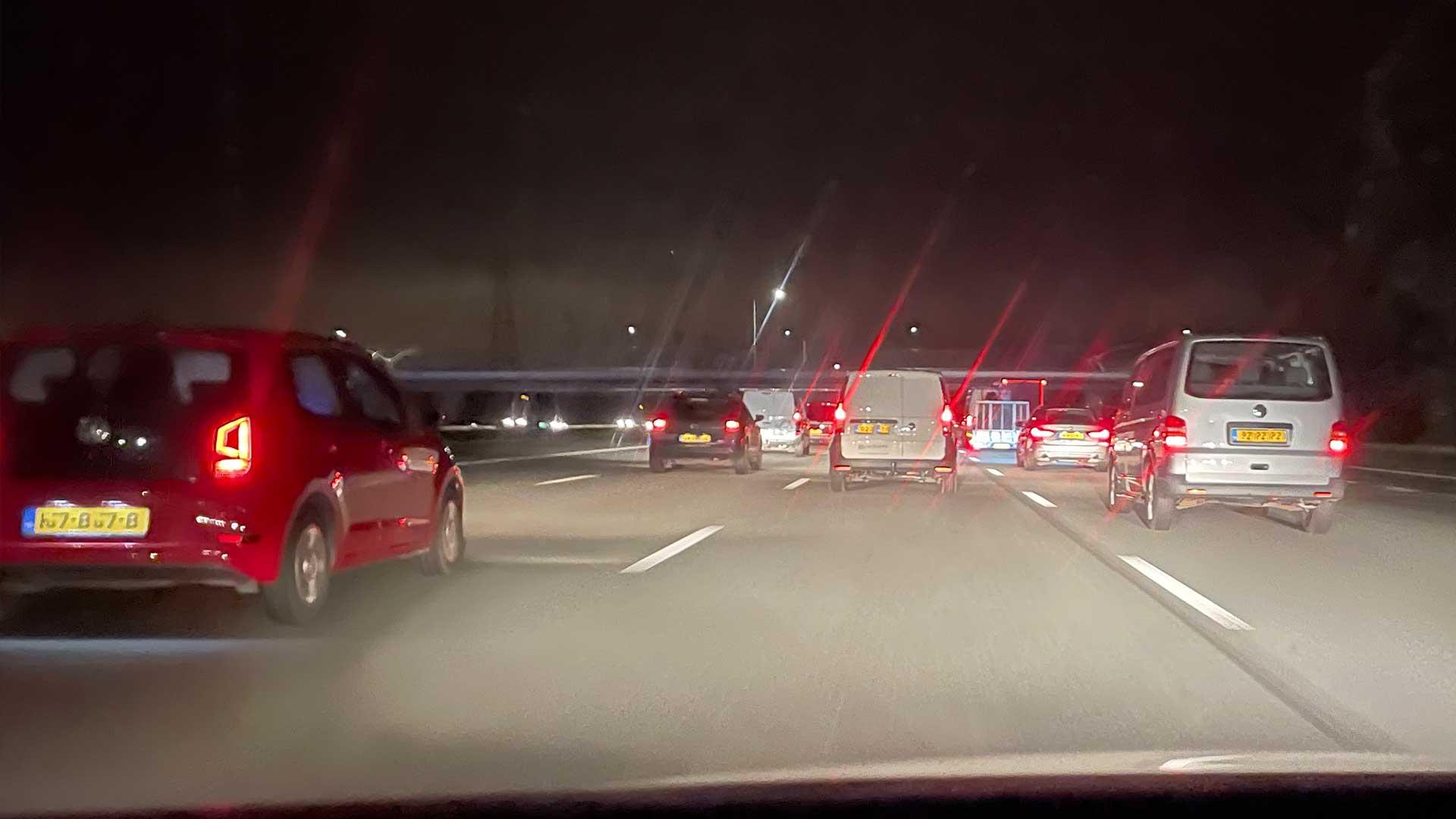 File in Nederland in het donker na wintertijd