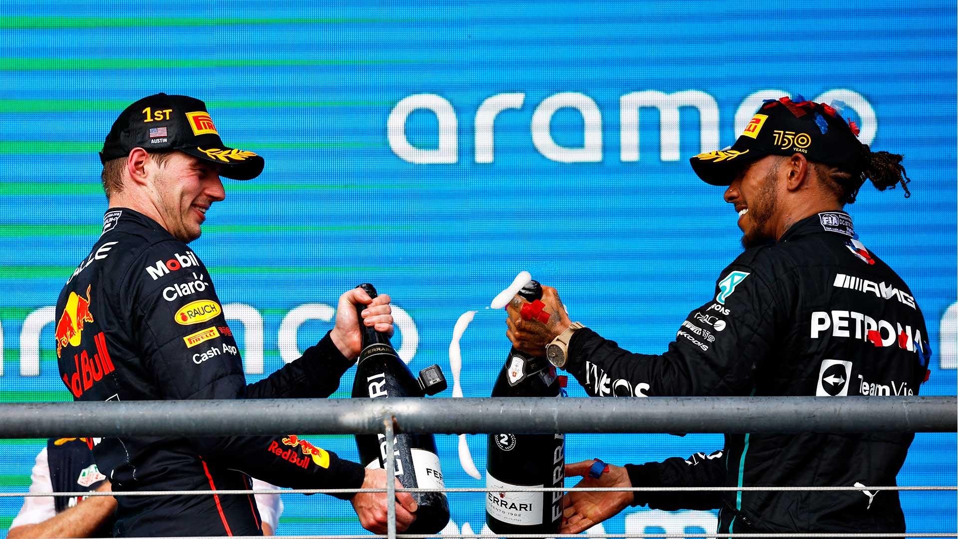 GP van Amerika 2022 Max Verstappen en Lewis Hamilton op het podium proosten met champagne