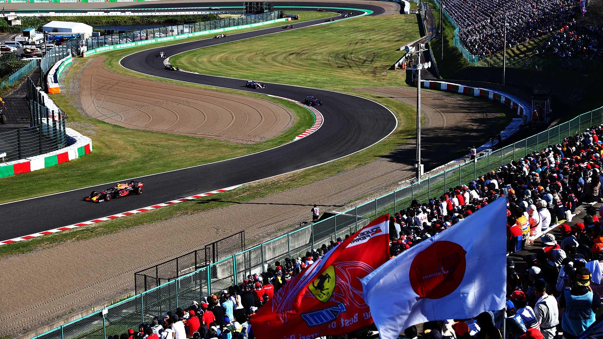 GP van Japan 2019 S-bochten op Suzuka vanuit het publiek met Japanse vlag naast Ferrari vlag
