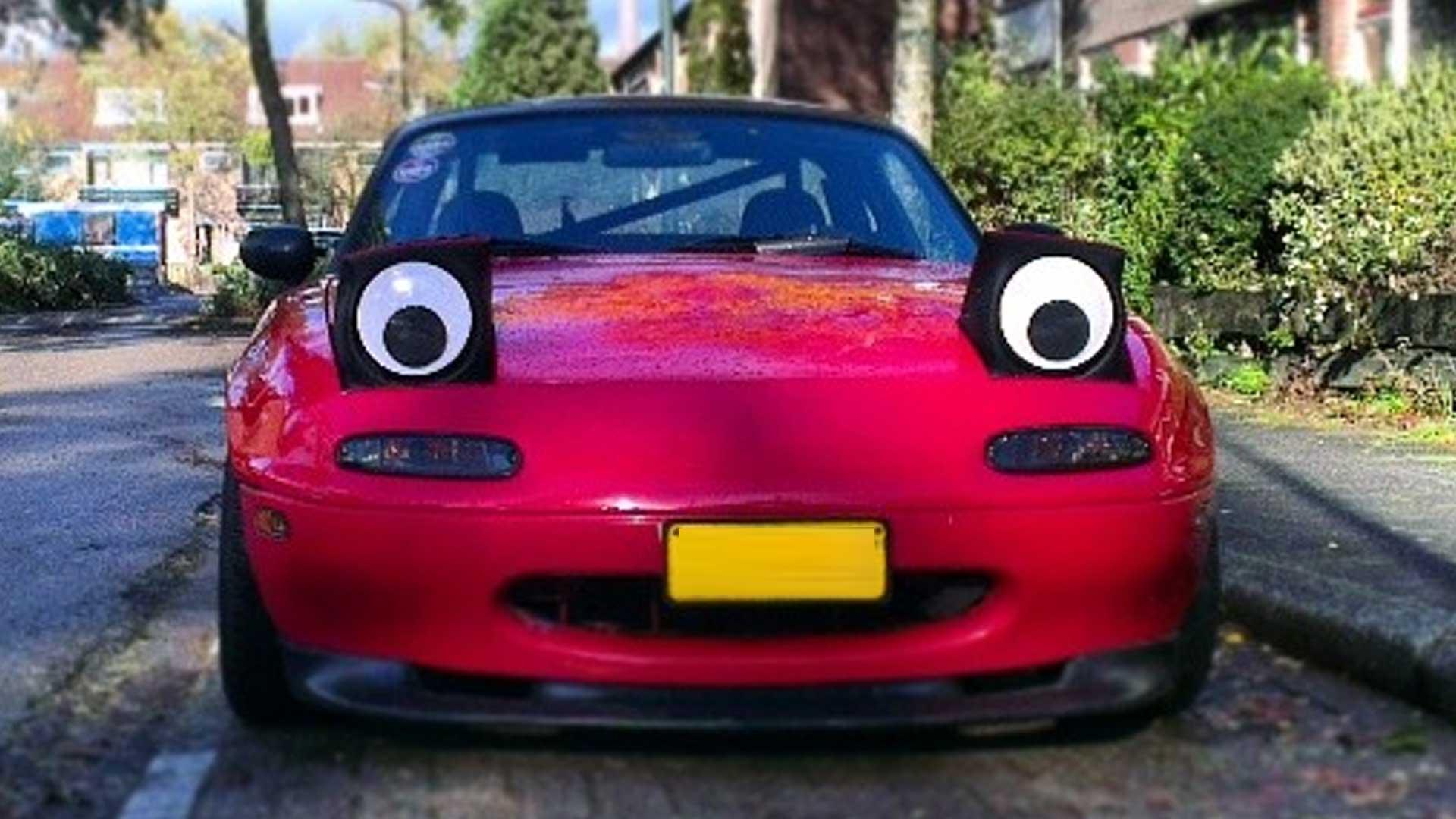 Mazda MX-5 NA met Googly Eyes