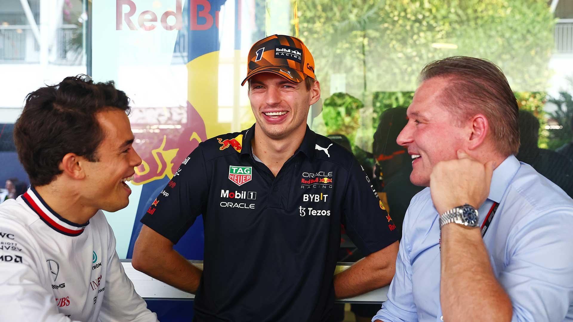 Nyck de Vries Max Verstappen en Jos Verstappen in de F1-paddock lachend