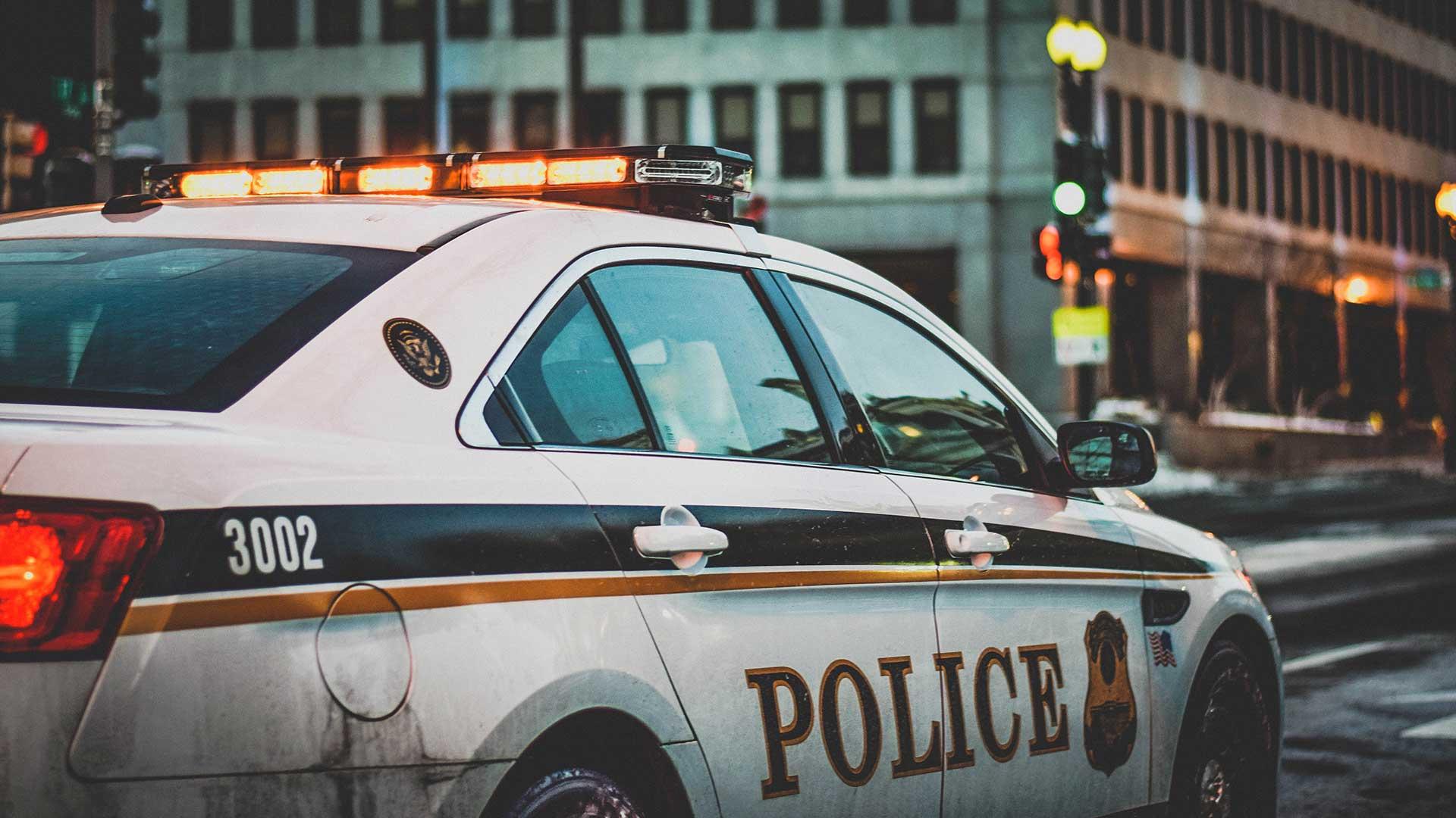 Amerikaanse politieauto met oranjelicht op het dak