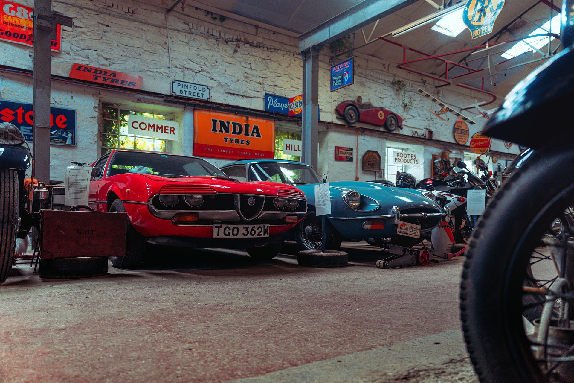 Betaalbare roadtrip automuseum oude Alfa Romeo en Jaguar