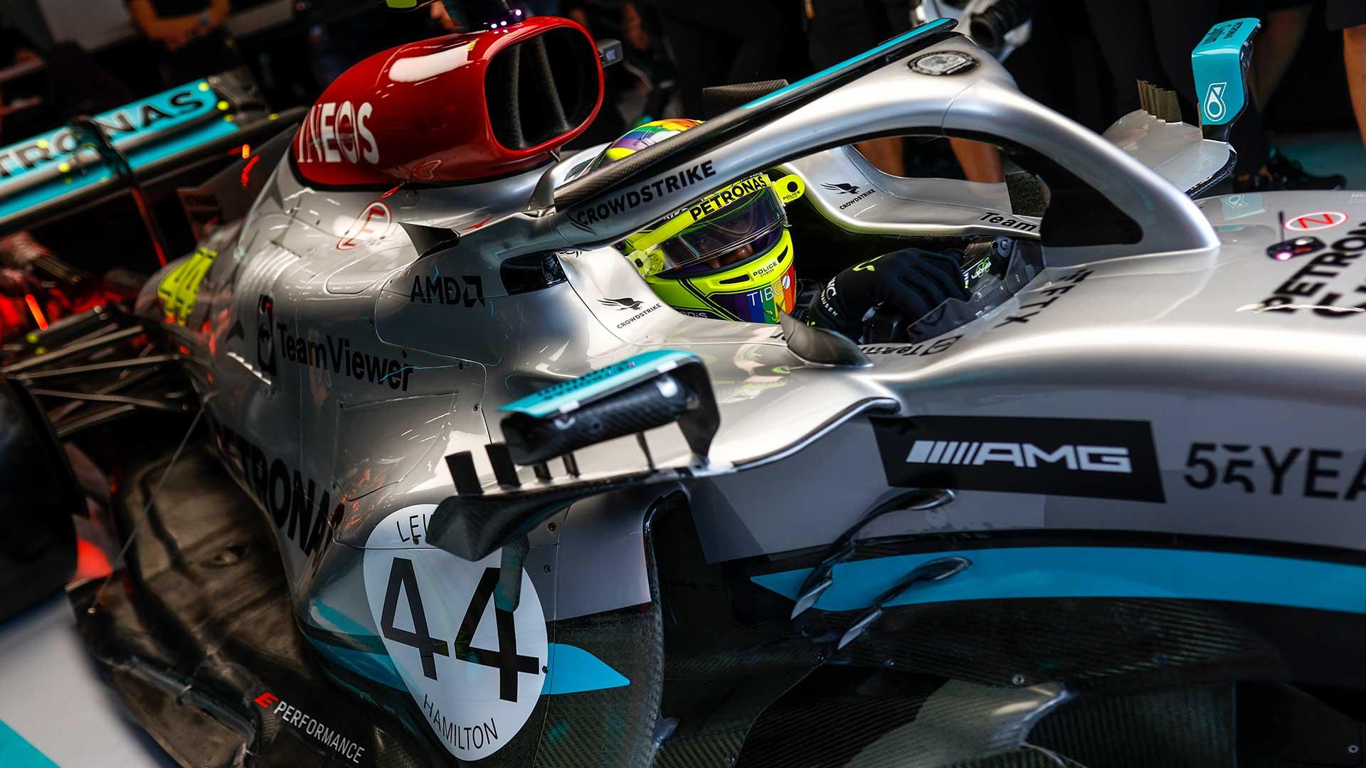Lewis Hamilton in de pits schuin voor GP van België 2022