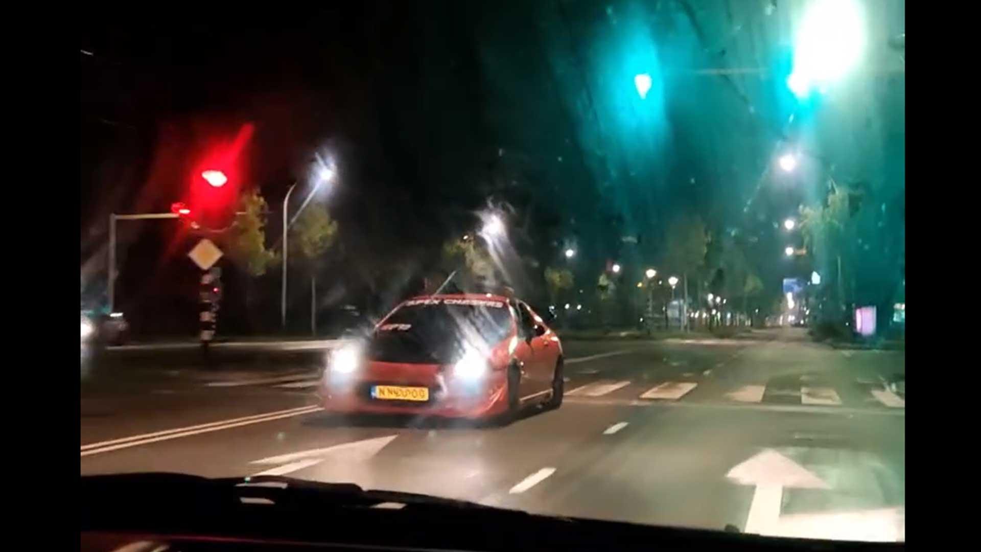 Honda-rijder probeert bekende F&F-scène na te doen op de openbare weg in Nederland
