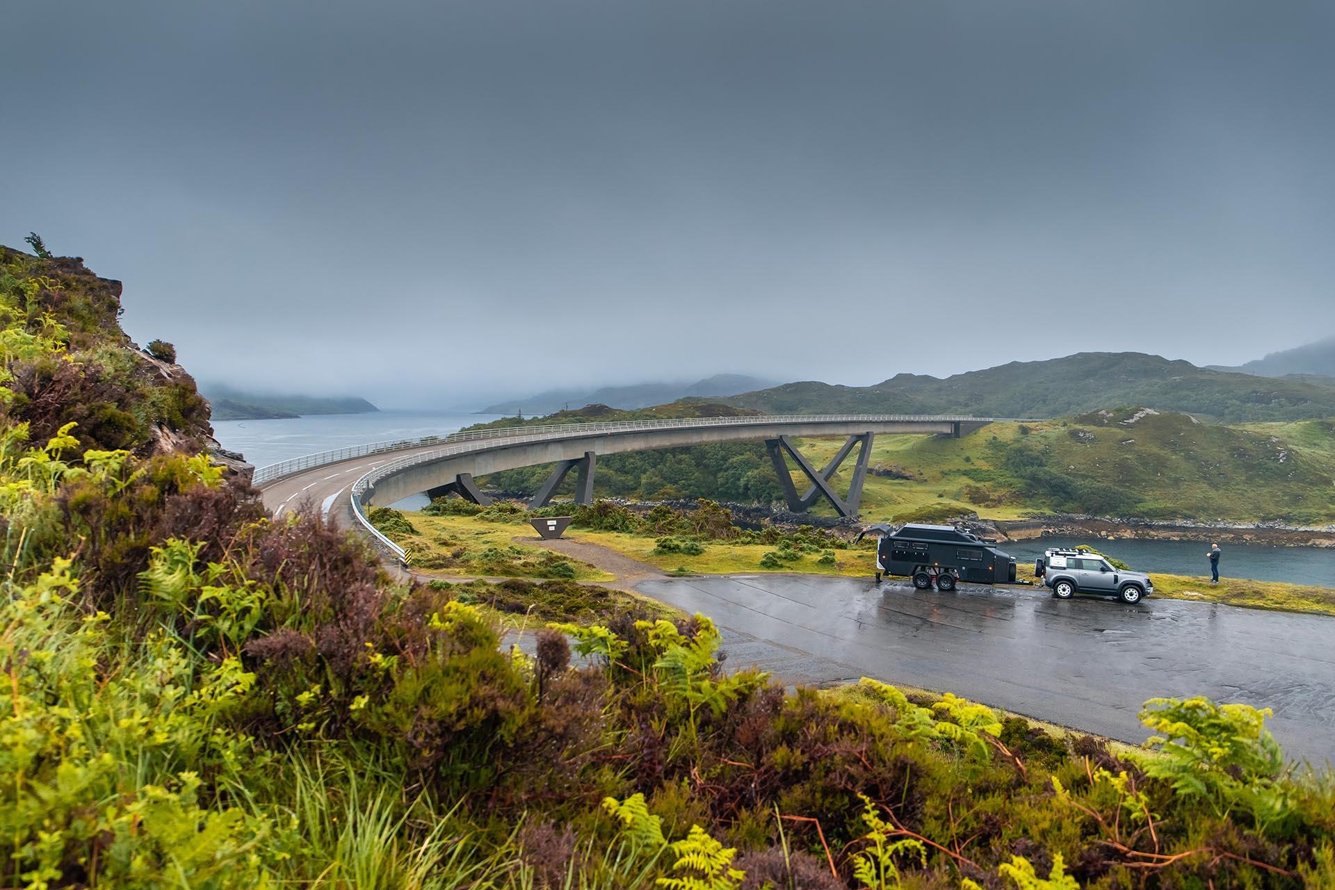 Land Rover Defender met Bruder EXP-6 caravan weg met regen