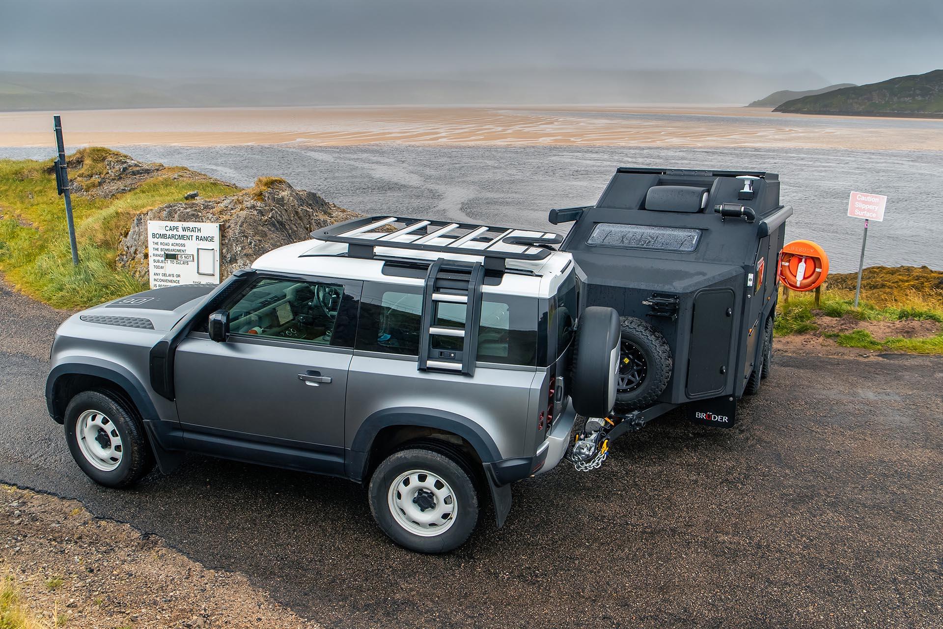 Land Rover Defender met Bruder EXP-6 caravan uitrit