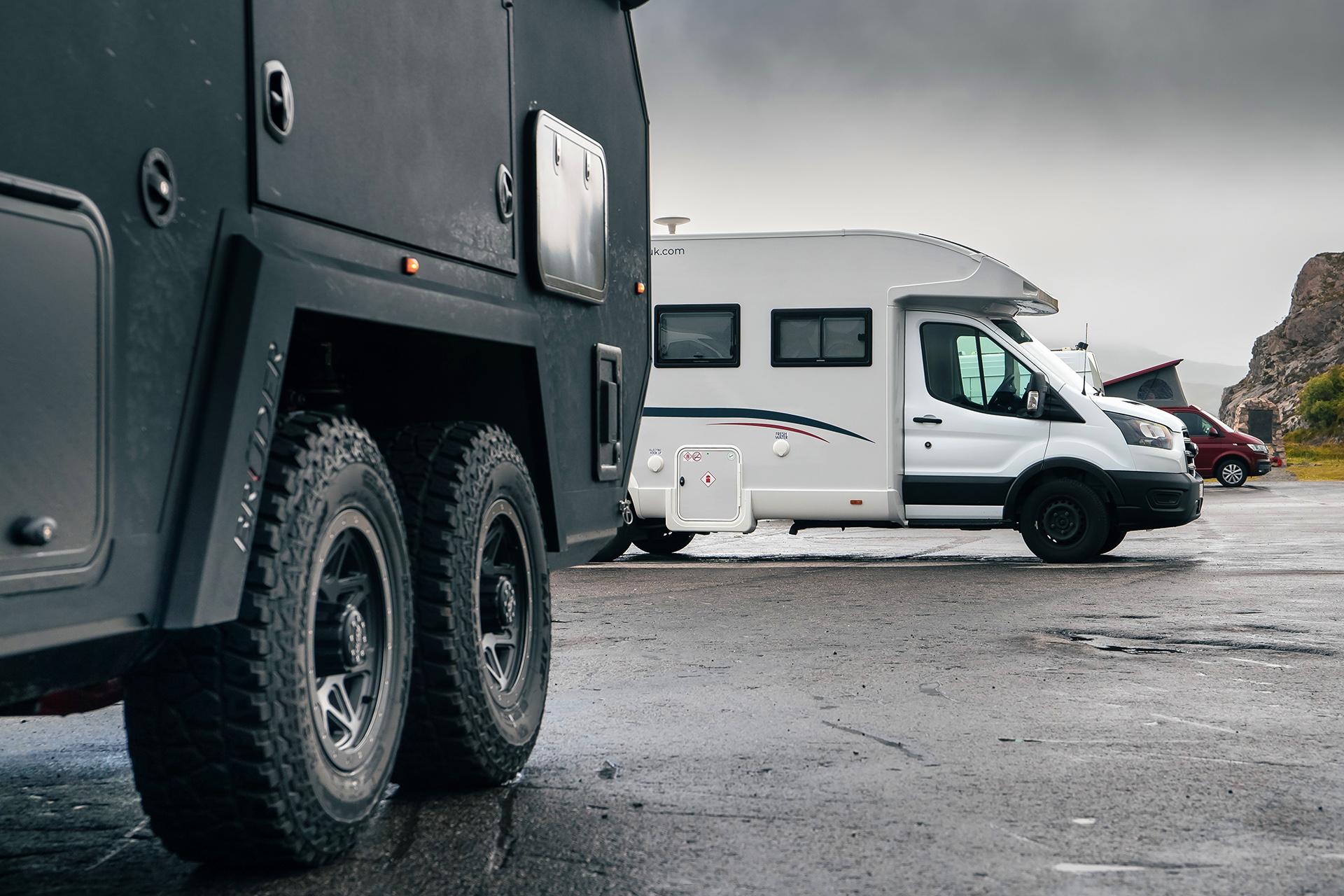 Land Rover Defender met Bruder EXP-6 caravan camper