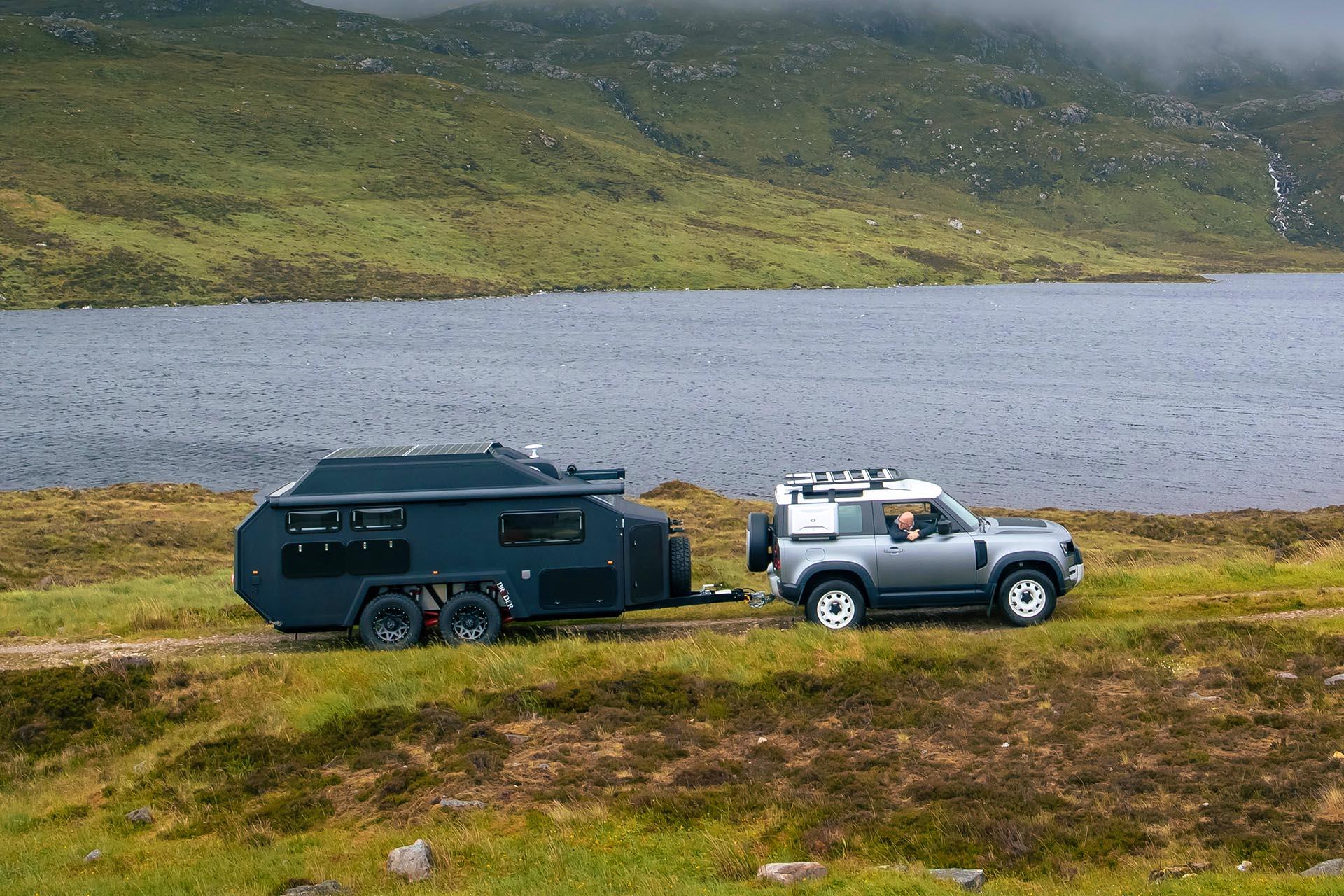 Land Rover Defender met Bruder EXP-6 caravan natuurgebied