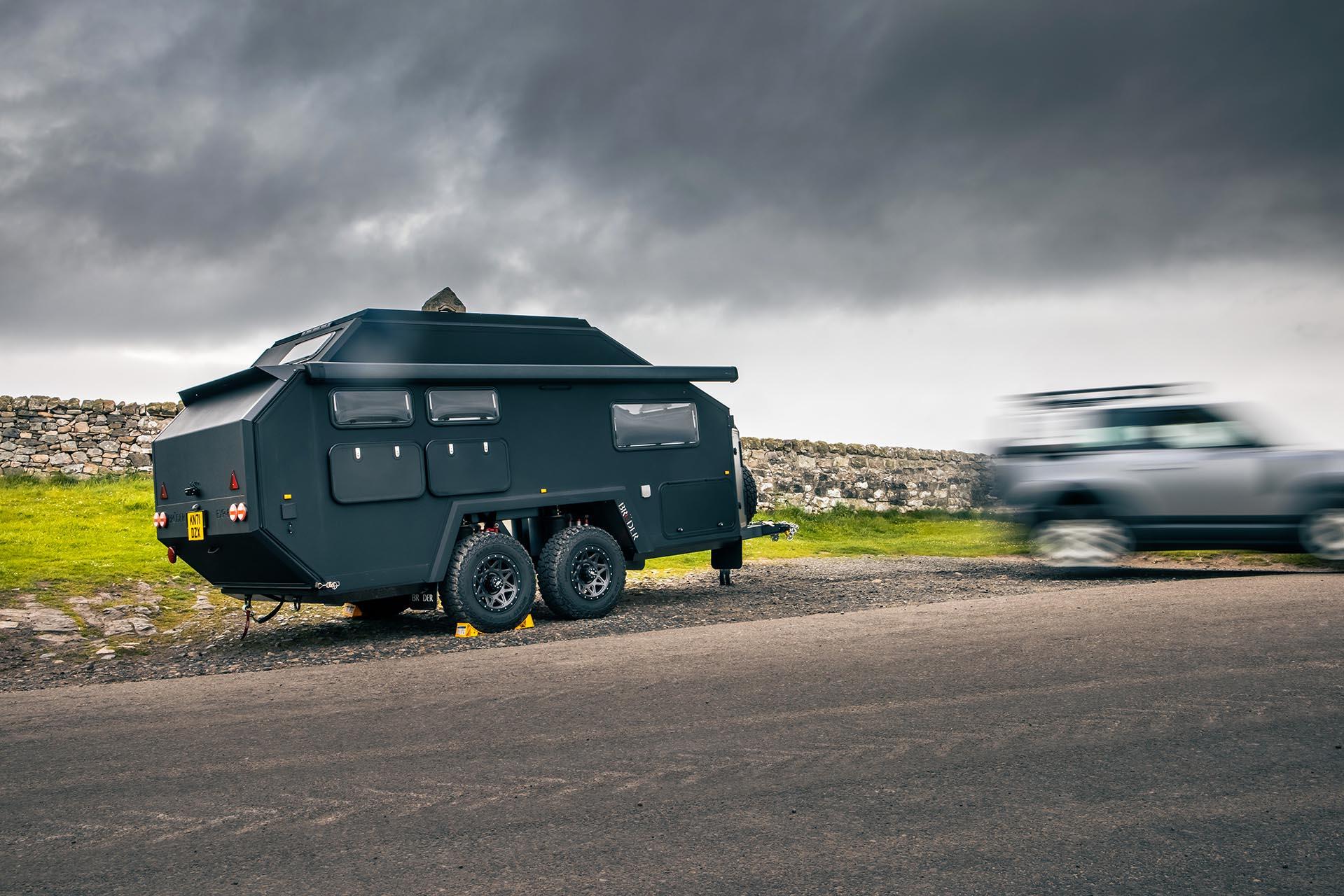 Land Rover Defender met Bruder EXP-6 caravan zijkant