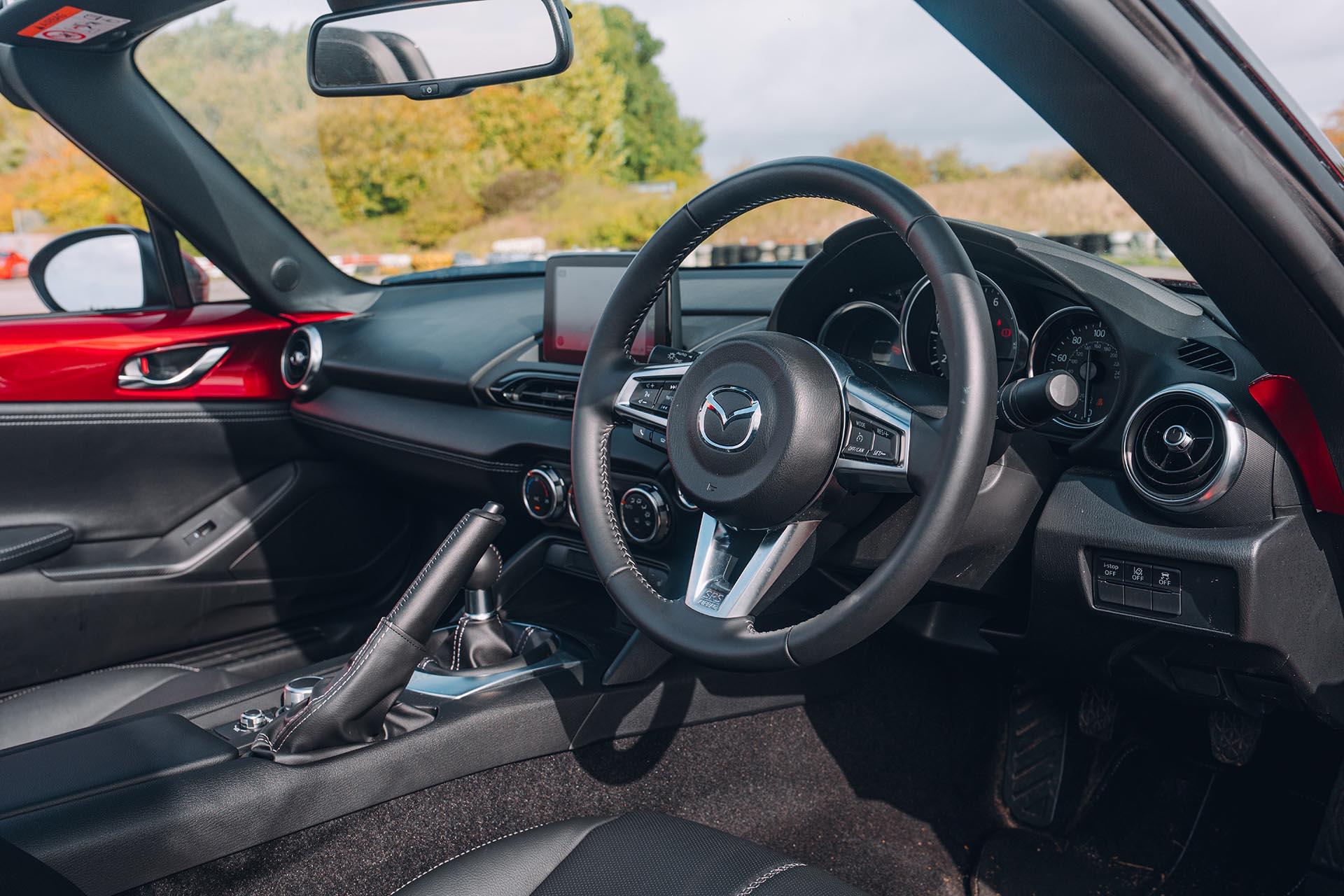 Betaalbare roadtrip Mazda MX-5 interieur overzicht