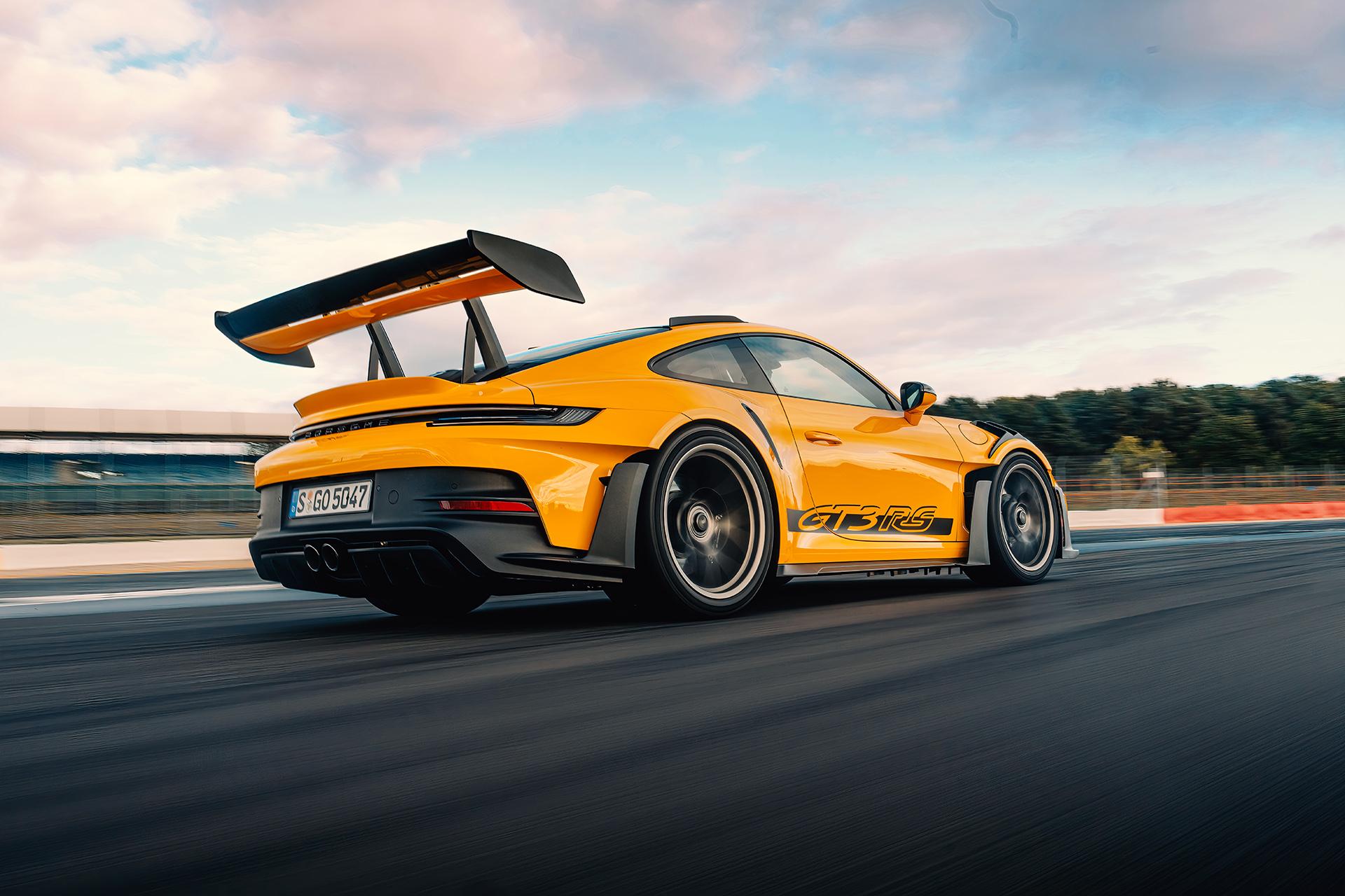 Porsche 911 GT3 RS rijdend schuin achter 