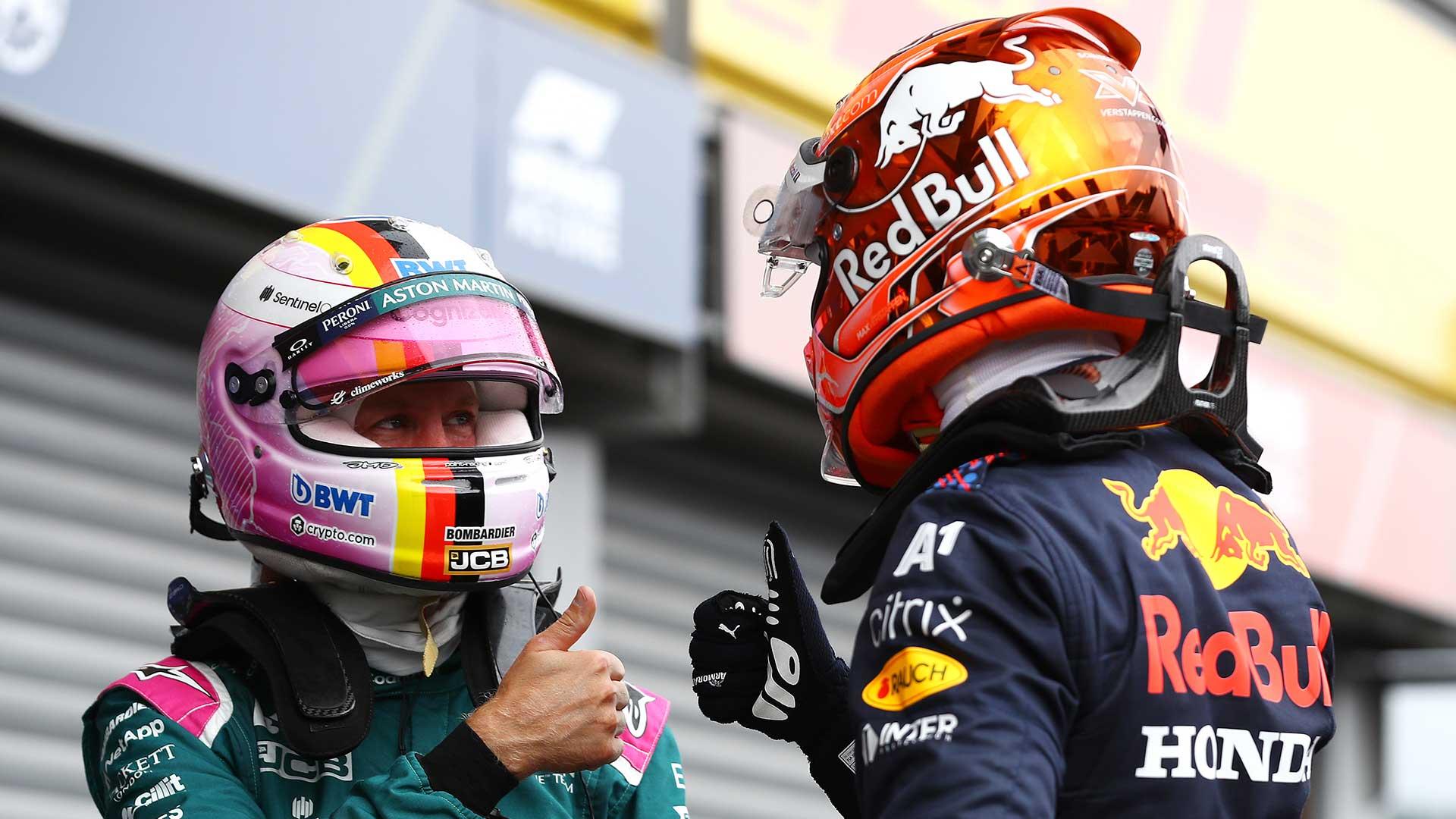 Sebastian Vettel en Max Verstappen steken duim naar elkaar op met helm op