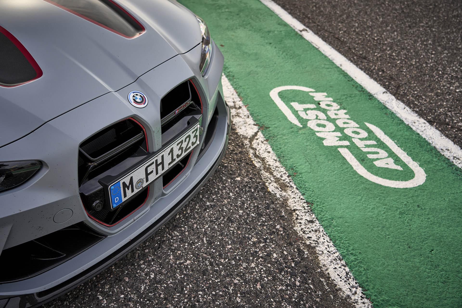 Speed Week 2022 BMW M4 CSL voorbumper naast Autodrom Most logo