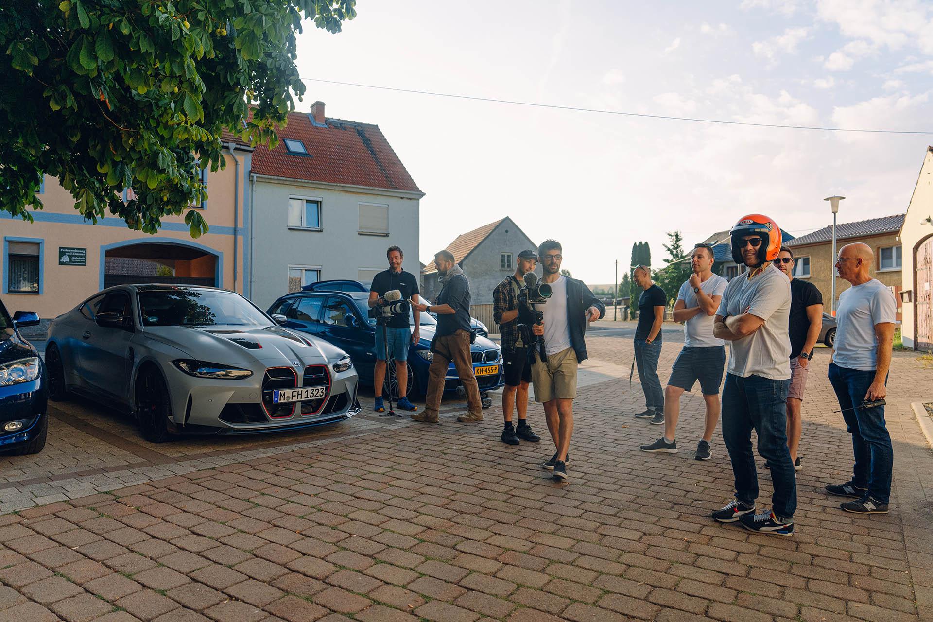 SpeedWeek 2022 BMW M4 CSL geparkeerd met crew er omheen