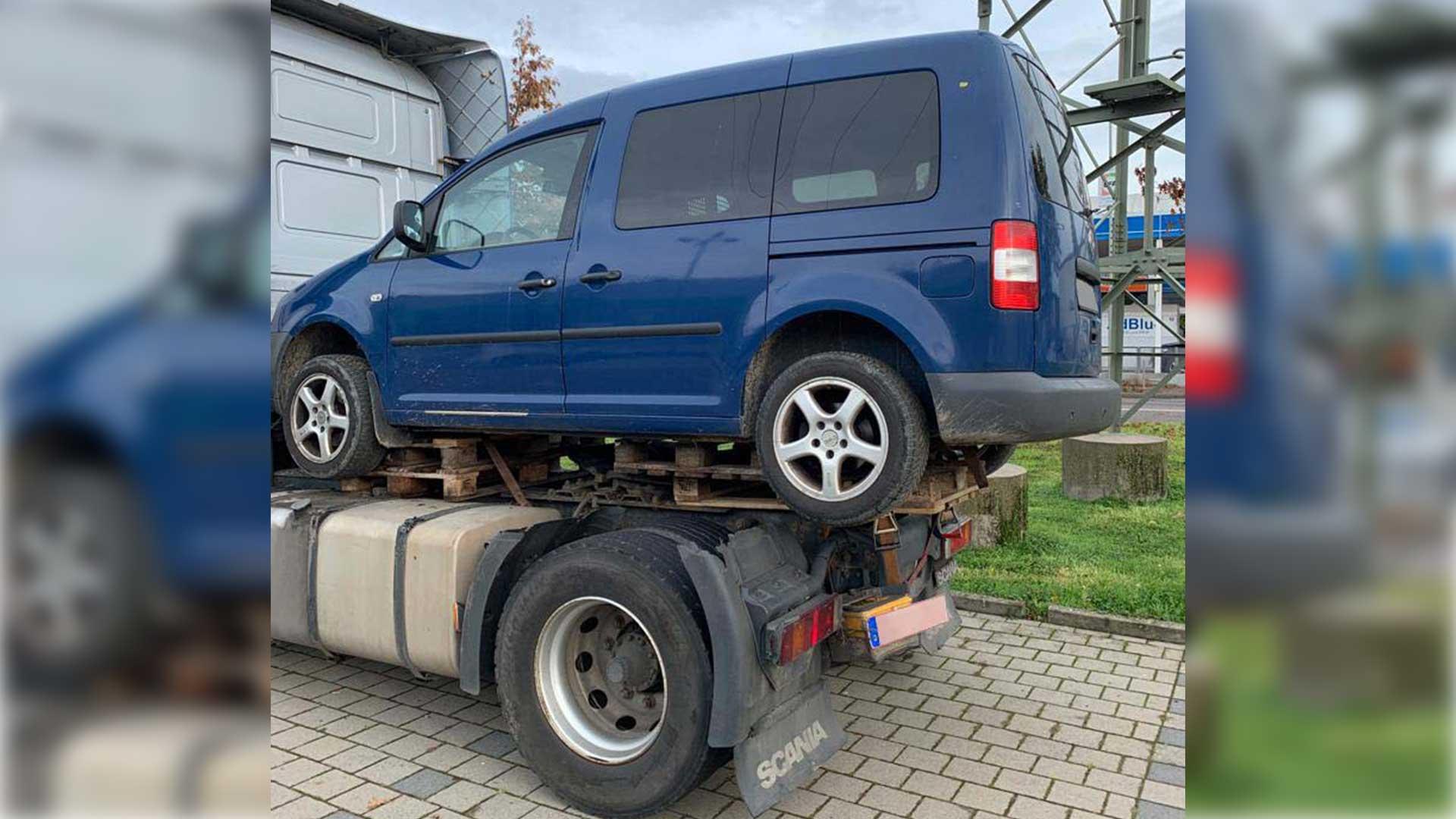 Vrachtwagen met een Volkswagen Caddy achterop