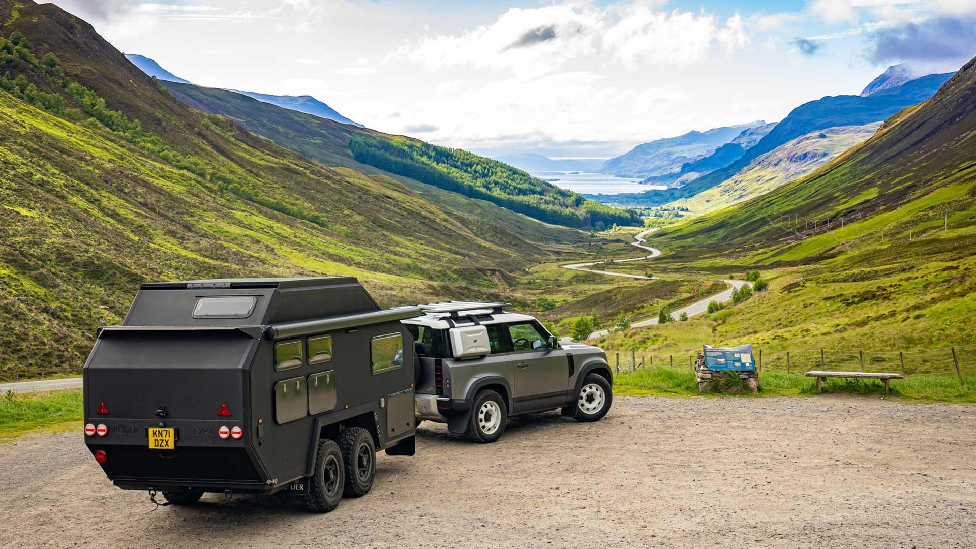 Land Rover Defender met Bruder EXP-6 caravan